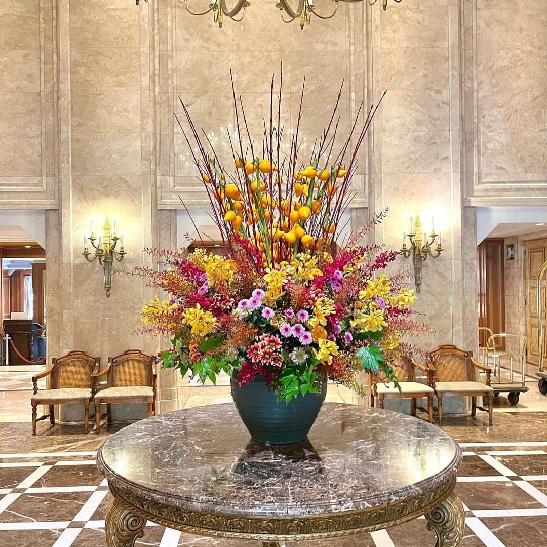 【公式】ホテルニューグランドのインスタグラム：「＊ ＜今月のロビー装花＞   今月は秋らしさ溢れる色やお花を使った 華やかなロビー装花で皆様をお迎えいたします😊✨   #ホテルニューグランド #クラシックホテル #今月のロビー #ロビー装花 #ホテルロビー #11月 #横浜 #横浜ホテル #花のある暮らし #お花 #お花見 #ウェルカムフラワー #ウェルカムスペース #歓迎 #フラワーアレンジメント #サンゴミズキ #フォックスフェイス #モカラ #スプレーマム #大輪キク #hotelnewgrand #yokohama #flowerstagram #flower #lobby #autumn」