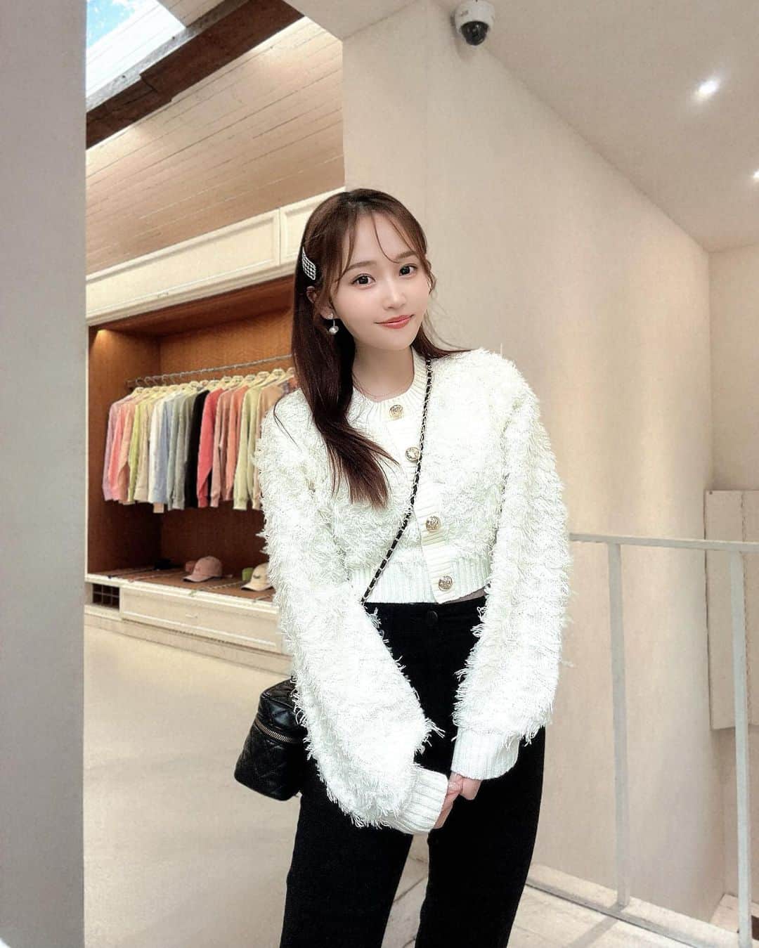ぷーちゃんのインスタグラム：「🐶🍯  韓国 狎鴎亭エリアは かわいいカフェや服屋さんがあって 歩いてるだけでたのしい🌼  ホテルやご飯も ストーリーでも流してるから見てね💛  日本から持ってきた @cherimi_official のトップス 今の気温にちょうど良くて ショート丈でスタイルよく見えてお気に入り🔗🤍  #韓国#韓国旅行 #韓国ファッション #韓国コーデ #狎鴎亭 #cherimi#シェリミー」