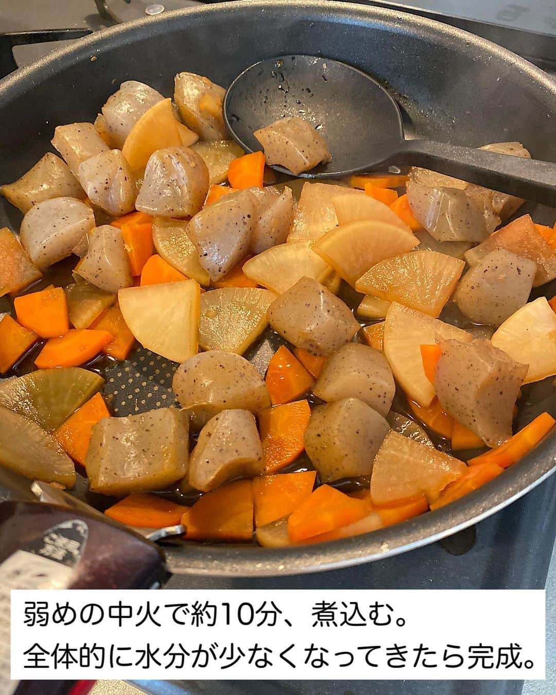 山本菜月さんのインスタグラム写真 - (山本菜月Instagram)「⁡ ⁡ ⁡ ⁡ ┈┈┈┈┈┈┈┈┈┈┈••✼ 作り置きにおすすめ 大根と人参の和風煮 ┈┈┈┈┈┈┈┈┈┈┈••✼ ⁡ ⁡ ⁡ こんにちは☀︎ 菜月 (@zubora_meshi_ )です！ ⁡ 今日は時短で作る煮物レシピを ご紹介させてください♡ ⁡ 野菜はレンチンして煮込み時間を短縮！ 煮物料理ですが一度冷ますことなく出来立てを 美味しく召し上がっていただけます🫕 ⁡ 時間がない日にパパッと作れるし 冷蔵保存で3日持つので ストックしておくといざという時に安心☺️ ⁡ 良かったら作ってみてくださいね😌✨ ⁡ ⁡ ⁡ ｡.ꕤ⌒⌒⌒⌒⌒⌒ꕤ⌒⌒⌒⌒⌒⌒ꕤ.｡  　 ⁡ ⁡ ⁡ 【2人分】 大根 5cm にんじん 1/3本(上部) こんにゃく 1枚 (アク抜き不要のものを使用) ⚫︎水 200cc ⚫︎醤油、みりん、酒 各大さじ2 ⚫︎砂糖 大さじ1 ⚫︎だしの素 小さじ1 ⚫︎生姜チューブ 小さじ1 ⁡ 【作り方】 ①大根と人参の皮を剥き 　0.5cm幅のイチョウ切りにし 　耐熱皿にのせてふんわりラップをし 　レンジ600w5分加熱する。 ②①とこんにゃく(スプーンでちぎる) 　⚫︎を入れ軽く混ぜ、中火で沸々させる。 ③弱めの中火で約10分加熱し 　水分が少なくなってきたら完成。 ⁡ 【メモ】 出来立てすぐに食べてもしみしみで美味しいです！鶏肉、豚肉を加えて作るのもおすすめ◎ ⁡ ⁡ ⁡ ⁡ ｡.ꕤ⌒⌒⌒⌒⌒⌒ꕤ⌒⌒⌒⌒⌒⌒ꕤ.｡ ⁡ ⁡ ⁡ ⁡ 【レシピ本を出版しました】 ⁡ ⁡ 📙書籍タイトル ┈┈┈┈┈┈┈┈┈┈┈┈┈┈┈┈┈┈ もはや動けないって時はこれつくろ! とびきり美味しい疲れ果てごはん ┈┈┈┈┈┈┈┈┈┈┈┈┈┈┈┈┈┈ ⁡ ⁡ ⁡ 🌼発売日  : 2023年9月27日(水)  : Amazon・楽天ブックスにて開始中 ⁡ ⁡ ⁡ 🔍ご購入  :  わたしのプロフィールリンク 　もしくはハイライト【レシピ本】に 　リンクを貼っています♩ ⁡ ⁡ ⁡ ⁡ 最後までご覧頂きありがとうございます。 是非、食レポを聞かせてくださると嬉しいです♡ ⁡ ＊NATSU KITCHEN ＊」11月4日 11時57分 - zubora_meshi_