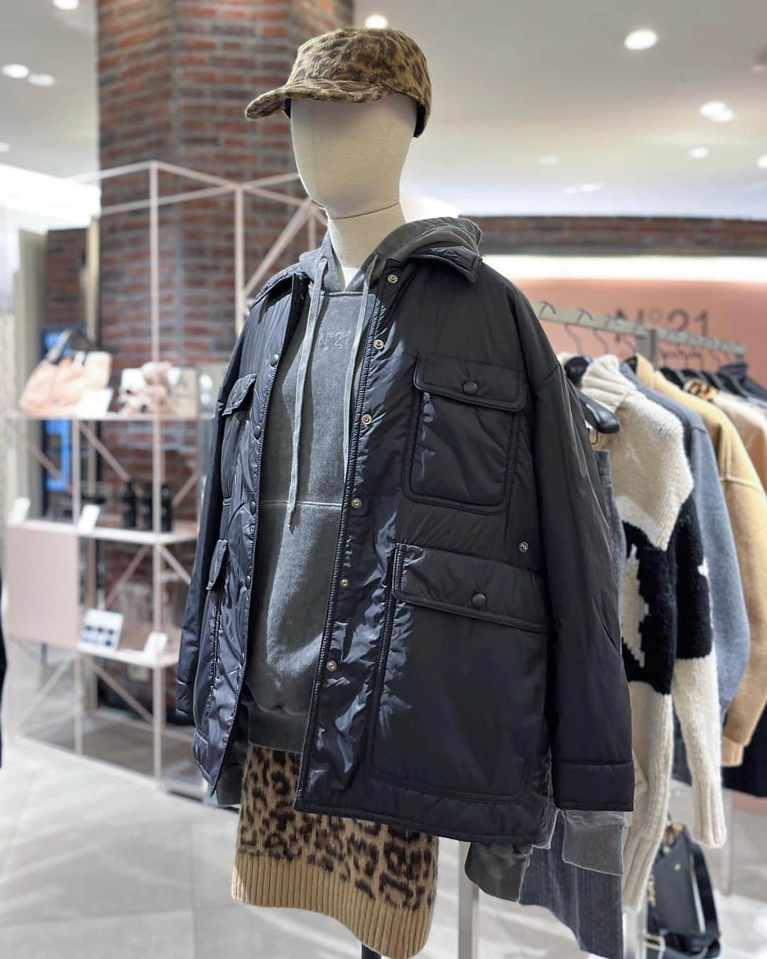 HANKYU.MODEさんのインスタグラム写真 - (HANKYU.MODEInstagram)「.  𝙉°𝟮𝟭 𝟮𝟯𝘼𝙒 𝙍𝙀𝘾𝙊𝙈𝙈𝙀𝙉𝘿𝙀𝘿 𝙄𝙏𝙀𝙈𝙎! At 3F MODE  「N°21」より、おすすめアウターをご紹介。 コート,ジャケットをご購入で、数量限定でノベルティもプレゼント！(対象外商品有。詳細は売場まで)  Page1 コート　217,800円  Page2  コート　286,000円  Page3 コート　217,800円  Page4 コート　121,00円  Page5 コート　143,000円  Page6-7 コート　264,000円  #N21 #ヌメロヴェントゥーノ #ヌメロ #ツイードジャケット #ツイードスカート #ミニスカート #ニット #ロングブーツ #ローファー  #23AW #ファッション #ootd #hankyumode #hankyumode23aw #hankyumode23awouter #hankyumode23awaccessory #hankyu #阪急百貨店 #阪急うめだ本店 #阪急本店 #うめはん」11月4日 12時00分 - hankyumode