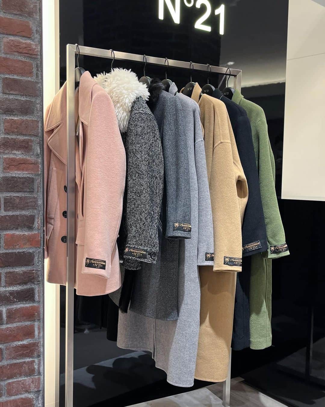 HANKYU.MODEさんのインスタグラム写真 - (HANKYU.MODEInstagram)「.  𝙉°𝟮𝟭 𝟮𝟯𝘼𝙒 𝙍𝙀𝘾𝙊𝙈𝙈𝙀𝙉𝘿𝙀𝘿 𝙄𝙏𝙀𝙈𝙎! At 3F MODE  「N°21」より、おすすめアウターをご紹介。 コート,ジャケットをご購入で、数量限定でノベルティもプレゼント！(対象外商品有。詳細は売場まで)  Page1 コート　217,800円  Page2  コート　286,000円  Page3 コート　217,800円  Page4 コート　121,00円  Page5 コート　143,000円  Page6-7 コート　264,000円  #N21 #ヌメロヴェントゥーノ #ヌメロ #ツイードジャケット #ツイードスカート #ミニスカート #ニット #ロングブーツ #ローファー  #23AW #ファッション #ootd #hankyumode #hankyumode23aw #hankyumode23awouter #hankyumode23awaccessory #hankyu #阪急百貨店 #阪急うめだ本店 #阪急本店 #うめはん」11月4日 12時00分 - hankyumode