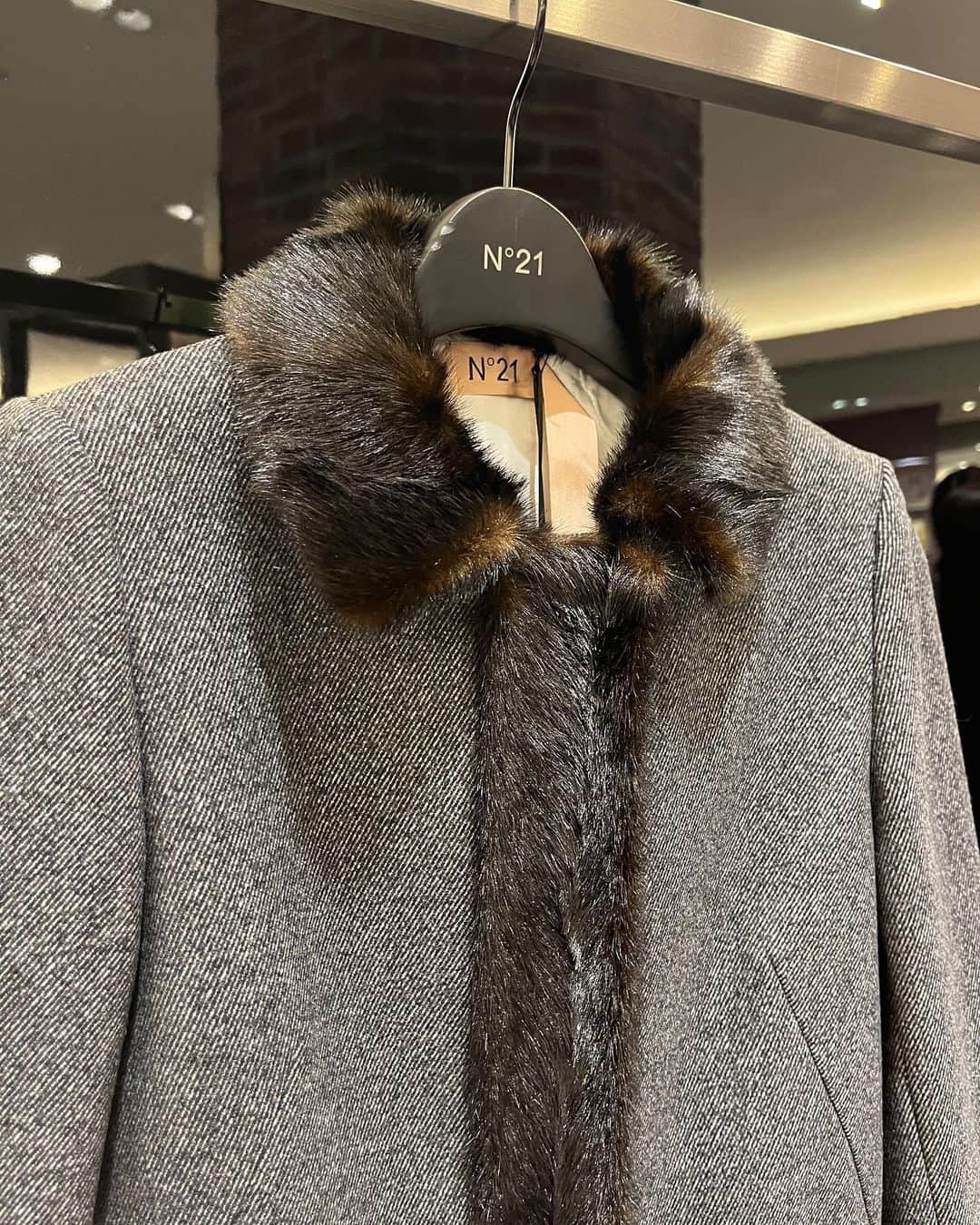 HANKYU.MODEさんのインスタグラム写真 - (HANKYU.MODEInstagram)「.  𝙉°𝟮𝟭 𝟮𝟯𝘼𝙒 𝙍𝙀𝘾𝙊𝙈𝙈𝙀𝙉𝘿𝙀𝘿 𝙄𝙏𝙀𝙈𝙎! At 3F MODE  「N°21」より、おすすめアウターをご紹介。 コート,ジャケットをご購入で、数量限定でノベルティもプレゼント！(対象外商品有。詳細は売場まで)  Page1 コート　217,800円  Page2  コート　286,000円  Page3 コート　217,800円  Page4 コート　121,00円  Page5 コート　143,000円  Page6-7 コート　264,000円  #N21 #ヌメロヴェントゥーノ #ヌメロ #ツイードジャケット #ツイードスカート #ミニスカート #ニット #ロングブーツ #ローファー  #23AW #ファッション #ootd #hankyumode #hankyumode23aw #hankyumode23awouter #hankyumode23awaccessory #hankyu #阪急百貨店 #阪急うめだ本店 #阪急本店 #うめはん」11月4日 12時00分 - hankyumode