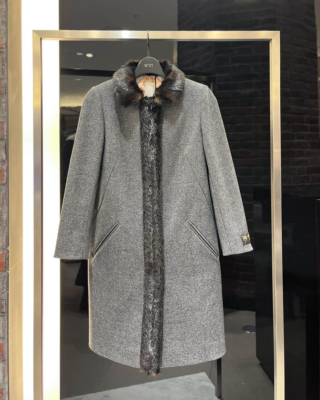 HANKYU.MODEさんのインスタグラム写真 - (HANKYU.MODEInstagram)「.  𝙉°𝟮𝟭 𝟮𝟯𝘼𝙒 𝙍𝙀𝘾𝙊𝙈𝙈𝙀𝙉𝘿𝙀𝘿 𝙄𝙏𝙀𝙈𝙎! At 3F MODE  「N°21」より、おすすめアウターをご紹介。 コート,ジャケットをご購入で、数量限定でノベルティもプレゼント！(対象外商品有。詳細は売場まで)  Page1 コート　217,800円  Page2  コート　286,000円  Page3 コート　217,800円  Page4 コート　121,00円  Page5 コート　143,000円  Page6-7 コート　264,000円  #N21 #ヌメロヴェントゥーノ #ヌメロ #ツイードジャケット #ツイードスカート #ミニスカート #ニット #ロングブーツ #ローファー  #23AW #ファッション #ootd #hankyumode #hankyumode23aw #hankyumode23awouter #hankyumode23awaccessory #hankyu #阪急百貨店 #阪急うめだ本店 #阪急本店 #うめはん」11月4日 12時00分 - hankyumode