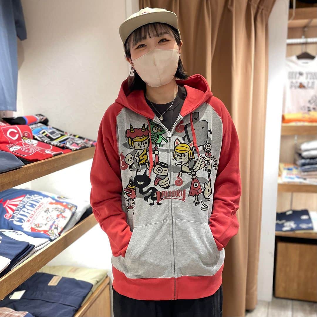 Laundry ランドリーさんのインスタグラム写真 - (Laundry ランドリーInstagram)「LAUNDRYのお店アカウントに掲載中の今の時期にぴったりなアイテムやコーディネートをご紹介します☆ 気になったコーディネートがあれば是非保存またはお店のアカウントもフォローしてくださいね🤩  1枚目：府中店（ @laundry_keiofuchu ) 333-72001 LAUNDRY百鬼夜行 ZIPパーカー 9,790円（税込） ユニセックスS/M/L レッド/ダークブルー/グリーン  2枚目：なんばウォーク店 ( @laundry_nambawalk ) 333-72002 amazou prime ZIPパーカー 9,350円（税込） ユニセックスS/M/L オレンジ/サーモンピンク/ネイビー  3枚目：名古屋セントラルパーク店（ @laundry_town ) 333-21003 LAUNDRYロゴ スタンドライトブルゾン 16,280円（税込） ユニセックスS/M/L オレンジ/ライトブルー/ネイビー  4枚目：セレオ国分寺店 ( @laundry_kokubunji ) 333-92043 GHOST HOUSE 刺繍Tシャツ 6,380円（税込） ユニセックスS/M/L パープル/ブラック/ブルー  333-72005 GHOST HOUSE 刺繍クルースウェット 8,250円（税込） ユニセックスS/M/L ブラック/ブルーグレー/パープル  333-21002 GHOST HOUSE フード付きシャツアウター 14,080円（税込）ユニセックスS/M/L ブラック/カーキ/レッド  ＿＿＿＿＿＿＿＿＿＿＿＿＿  詳しいお知らせはプロフィールから ブランドサイトをチェック🧐 ⇒ @laundry_official  最近GETしたアイテムや過去のアイテム・ノベルティなど #laundry038 を付けて投稿すると、 LAUNDRYブランドサイトや、オンラインストアにも掲載されます👍❣  また、LAUNDRY公式インスタグラムでもご紹介させていただきますので 是非皆さまご投稿宜しくお願いします✨  #laundry #ランドリー #Tシャツ #スウェット #パーカー #シャツアウター #ブルゾン  #秋ファッション #冬ファッション #ユニセックス #unisex #Tシャツコーデ #Tシャツコーディネート #秋 #コーディネート #ファッション #キャラクターデザイン #COORDINATE #fashion」11月4日 12時00分 - laundry_official