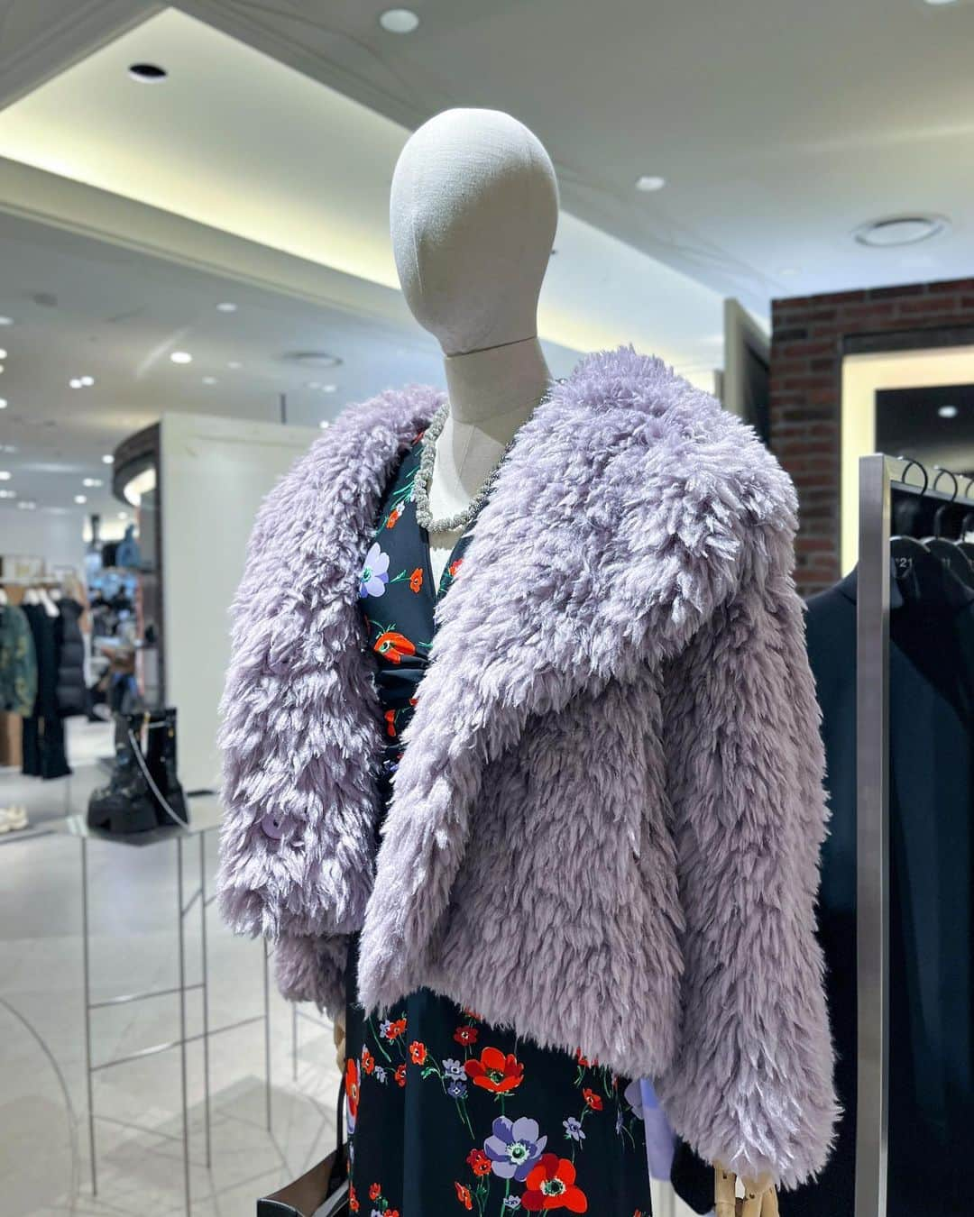 HANKYU.MODEのインスタグラム：「.  𝙉°𝟮𝟭 𝟮𝟯𝘼𝙒 𝙍𝙀𝘾𝙊𝙈𝙈𝙀𝙉𝘿𝙀𝘿 𝙄𝙏𝙀𝙈𝙎! At 3F MODE  「N°21」より、おすすめアウターをご紹介。 コート,ジャケットをご購入で、数量限定でノベルティもプレゼント！(対象外商品有。詳細は売場まで)  Page1 コート　217,800円  Page2  コート　286,000円  Page3 コート　217,800円  Page4 コート　121,00円  Page5 コート　143,000円  Page6-7 コート　264,000円  #N21 #ヌメロヴェントゥーノ #ヌメロ #ツイードジャケット #ツイードスカート #ミニスカート #ニット #ロングブーツ #ローファー  #23AW #ファッション #ootd #hankyumode #hankyumode23aw #hankyumode23awouter #hankyumode23awaccessory #hankyu #阪急百貨店 #阪急うめだ本店 #阪急本店 #うめはん」