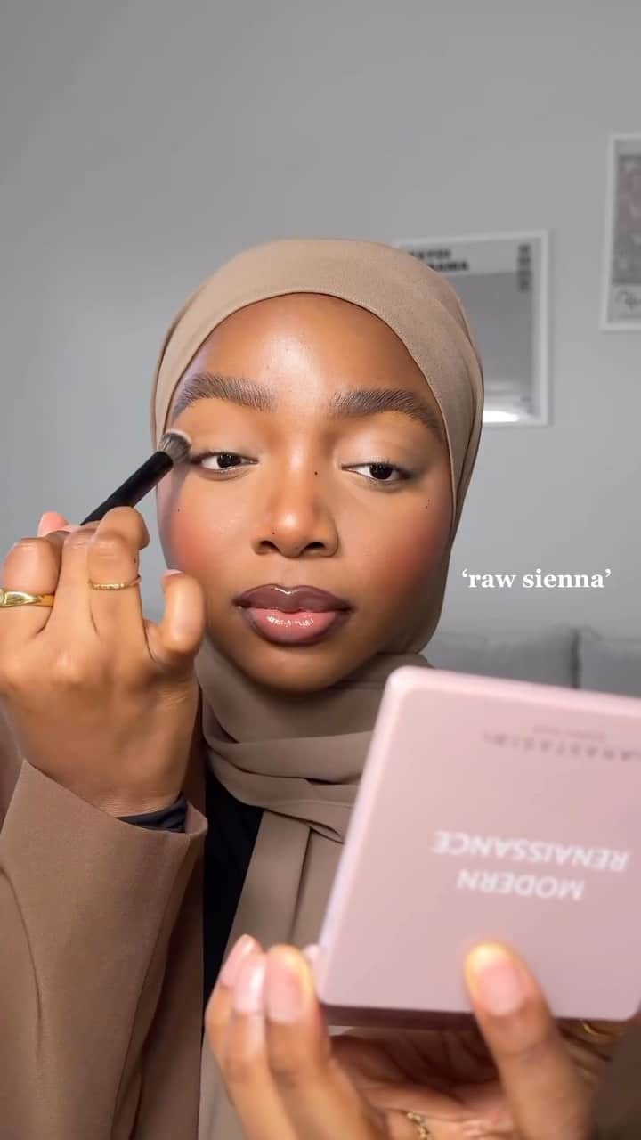 Anastasia Beverly Hillsのインスタグラム：「Elevate your glam on the go with our Modern Renaissance Mini Eyeshadow Palette 🫶🏾💫 @tomiwarodia (she/her) uses shades Raw Sienna, Love Letter, Burnt Orange, Cyprus Umber, and Primavera to get this look 💖  #AnastasiaBeverlyHills」