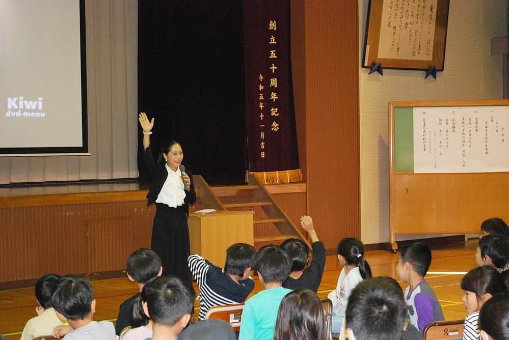 中川真依さんのインスタグラム写真 - (中川真依Instagram)「. 小松市立東陵小学校の 創立50周年式典にて 「夢の叶え方」という演題で 記念講演をさせて頂きました☺️🏫✨  220人もの方々を前にお話しするのは とても緊張しましたが このような機会を頂き感謝です😌✨  #小松市 #東陵小学校 #記念講演 #夢の叶え方」11月4日 12時02分 - maimai.47