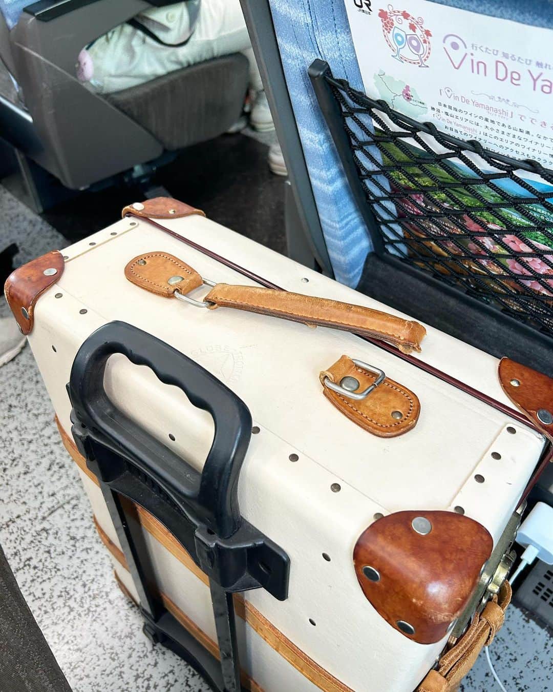 神田愛花さんのインスタグラム写真 - (神田愛花Instagram)「ご満悦で旅がスタートして、 何もかもが楽しい旅になるはずなのに… 電車が発車してたった２０分で悲惨なことが連発😭 昨日買ったばかりのデニムに 食べていたサラダが盛大にこぼれた🥗 電車の中で必死に洗って、こんなにビシャビシャ💦 更に、20年以上使っているスーツケースの取手が、 このタイミングでずっぽり取れた🧳 あぁ神様、この先は良い事ばかり起きますように😭  #NYC #ニューヨーク #Barbie #バービー #pink #ピンク #秋の行楽 #楽しい旅 #災難ばっかり #真面目に生きているのになぁ #この後良い事があるはず！ #神田愛花」11月4日 12時07分 - aikakanda