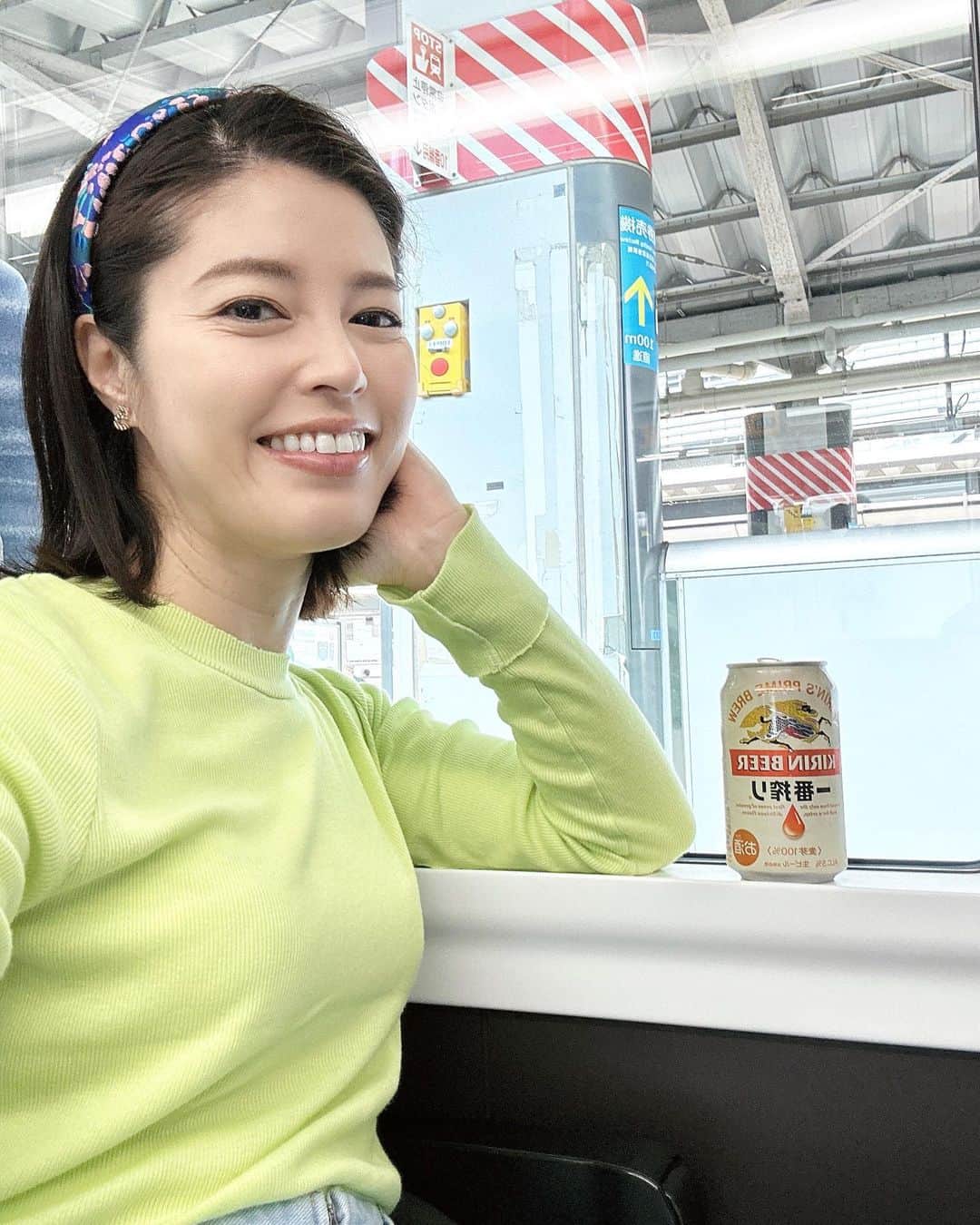 神田愛花のインスタグラム：「ご満悦で旅がスタートして、 何もかもが楽しい旅になるはずなのに… 電車が発車してたった２０分で悲惨なことが連発😭 昨日買ったばかりのデニムに 食べていたサラダが盛大にこぼれた🥗 電車の中で必死に洗って、こんなにビシャビシャ💦 更に、20年以上使っているスーツケースの取手が、 このタイミングでずっぽり取れた🧳 あぁ神様、この先は良い事ばかり起きますように😭  #NYC #ニューヨーク #Barbie #バービー #pink #ピンク #秋の行楽 #楽しい旅 #災難ばっかり #真面目に生きているのになぁ #この後良い事があるはず！ #神田愛花」