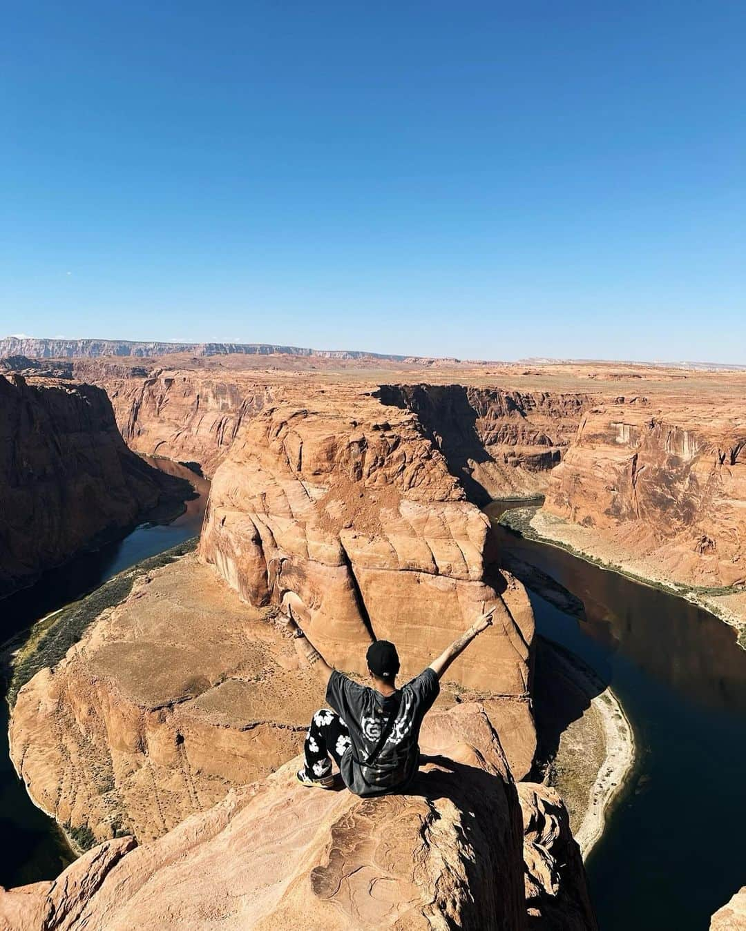 CIMBAのインスタグラム：「LAからベガス450km。 ベガスからモニュメントバレー700kmを往復。 今回全部車で行ってみた✌🏽 実はLAからベガスまで20代の頃仕事でよく運転してたから全然苦ではなくて。 アメリカの景色の中運転するのはすごく気持ちがいい。 ベガスからモニュメントバレーに向かう途中でホースシューベンドに寄り道したよ🔥 #horseshoebend  #ホースシューベンド」