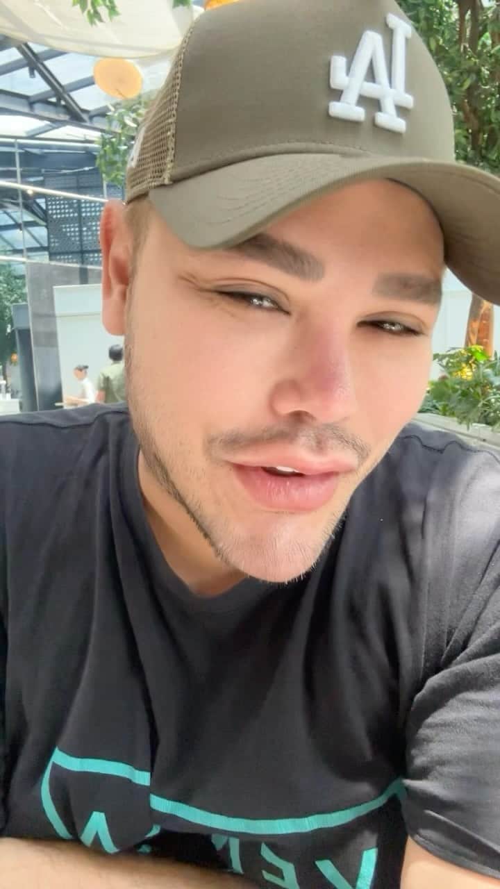 Ivan Gunawanのインスタグラム：「Ketemu  aku  yuk  @mandjha.surabaya  @mandjha.ivangunawan  jln gubeng  no 50  surabaya  jam  13.00  ketemuan  di  sana  Yah ❤️❤️❤️ kembaran  bareng  koleksi  tas  terbaru」