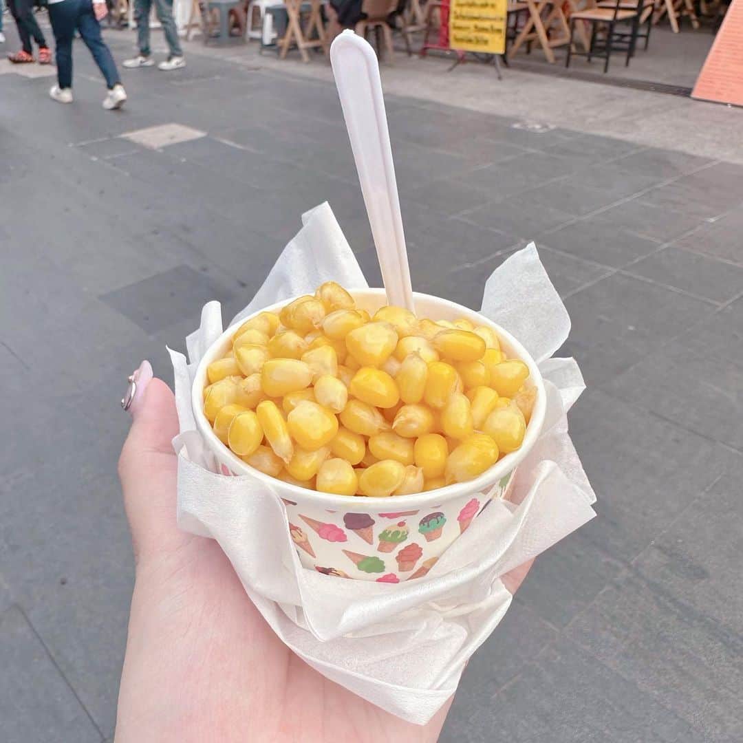 小西せなのインスタグラム：「タイの屋台で超感動してしまったのが バターコーンの屋台🌽🧈❣️  コーンが人生で1番プリップリだった  タイの野菜、ぜんぶ日本の数倍美味い気がした キュウリとかもめっちゃ美味い🥒」