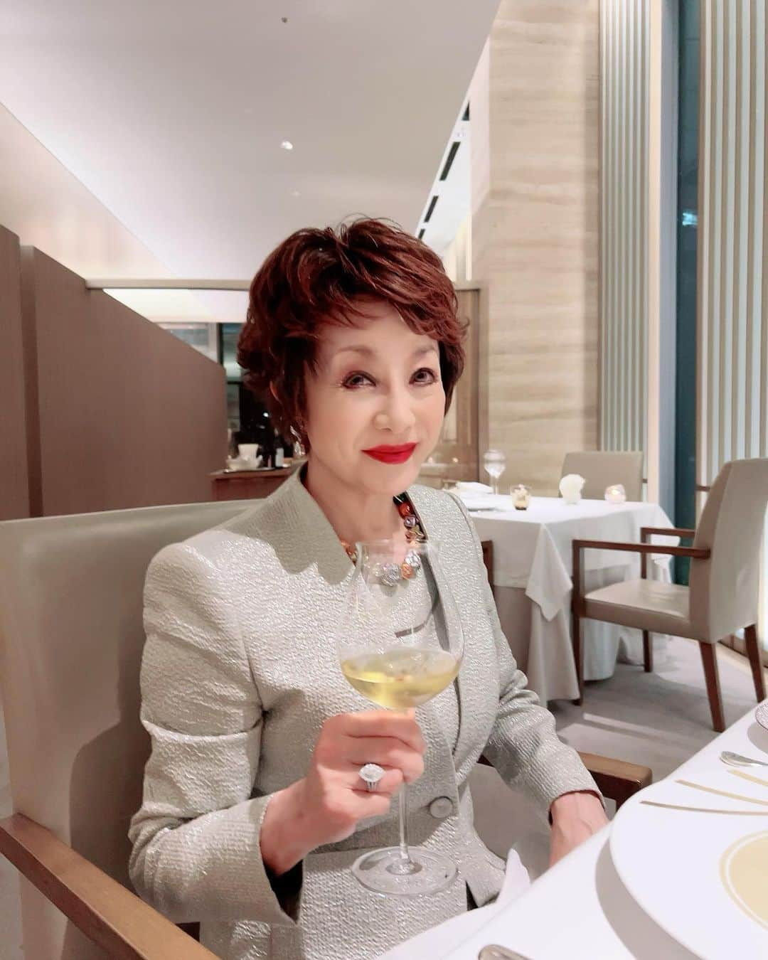 南美希子のインスタグラム：「「ソバキュリアス」という言葉をご存知ですか？欧米の若者の間でトレンドになっている、本来お酒を飲めるのにあえて飲まないライフスタイルのことです。現在の私はまさにソバキュリアスを実践している「ソバキュリアン」です。 20代の頃は浴びるほど飲み飲まされました。いくら飲んでも全く酔わないので酒豪だと思われていましたが、必ず自然排出する構造になっており、自分自身はお酒に強い方だとは思っていませんでした。また医者の弟からウチの家系はアルコールに弱い遺伝子を持っていると言われていました。なんで酔っぱらわないのかは謎ですが、セクハラなんていう言葉もない時代だったのでものすごく強い自制心が働いていたのだと思います。 そんなわけで、近年心底飲みたいと思うことがなくなりました。一人で食事する時もこれまで必ず飲んでいましたが、やめました。初めて共に食事をする人にはアルコールは全く飲めないで通しています。飲みたくなくなったのは、年齢のせいなのかもしれません。 とはいえ、医師から禁酒を言い渡されているわけでもなく、気のおけない友人たちと一緒でわあ〜飲みたいと思う時だけこんな風に美味しいワインを飲むようにしています。 #ソバキュリアス #sobercurious」