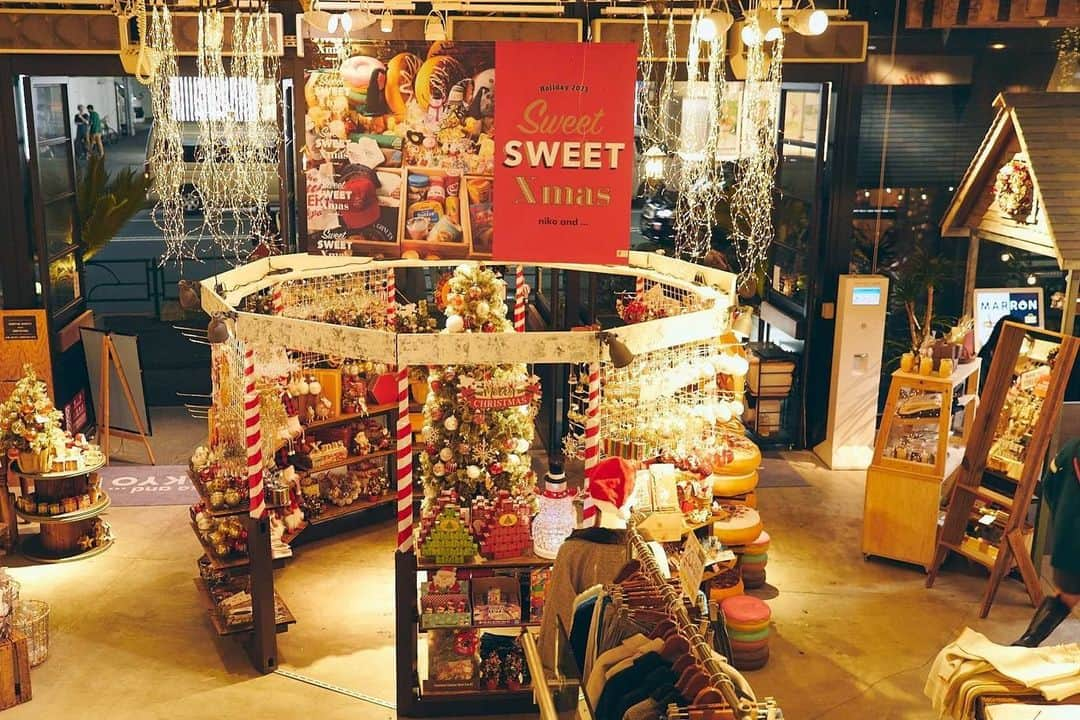 ニコアンドさんのインスタグラム写真 - (ニコアンドInstagram)「.  🎄Sweet SWEET Xmas🎄 ✨STORE LIMITED ✨ 　　　　#店内編  _______________________________  11月2日に開催した #ニコアンドのちょっと早すぎるクリスマス  のイベントスナップをチラリご紹介🎅🫰 たくさんのご来場、ありがとうございました✨  Photo by @_naru_naru  _______________________________  なんだか気持ちが高まる季節が今年もやってきた。  子どもの時のワクワク、 好きな人と過ごしたドキドキ、 いろいろな思い出がよみがえってくるのも クリスマスの醍醐味。  そんな記憶をかわいくて楽しくて たまにちょっとほろ苦いスイーツたちに重ねながら、 大切な人とすてきなクリスマスを過ごしませんか？  _______________________________  🎄開催店舗🎄 📍niko and ... TOKYO 〒150-0001 東京都渋谷区神宮前６丁目１２−２０ 1F2F _______________________________  #nikoand #ニコアンド #であうにあう #styleeditorialbrand #uni9uesense #sweetsweetxmas #ニコアンドのちょっと早すぎるクリスマス  #thelittlebakerytokyo  #goodtowndoughnuts」11月4日 12時17分 - nikoandtokyo