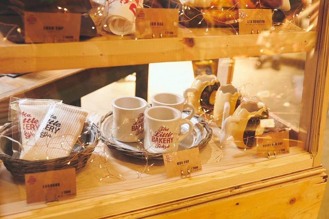 ニコアンドさんのインスタグラム写真 - (ニコアンドInstagram)「.  🎄Sweet SWEET Xmas🎄 ✨STORE LIMITED ✨ 　　　　#店内編  _______________________________  11月2日に開催した #ニコアンドのちょっと早すぎるクリスマス  のイベントスナップをチラリご紹介🎅🫰 たくさんのご来場、ありがとうございました✨  Photo by @_naru_naru  _______________________________  なんだか気持ちが高まる季節が今年もやってきた。  子どもの時のワクワク、 好きな人と過ごしたドキドキ、 いろいろな思い出がよみがえってくるのも クリスマスの醍醐味。  そんな記憶をかわいくて楽しくて たまにちょっとほろ苦いスイーツたちに重ねながら、 大切な人とすてきなクリスマスを過ごしませんか？  _______________________________  🎄開催店舗🎄 📍niko and ... TOKYO 〒150-0001 東京都渋谷区神宮前６丁目１２−２０ 1F2F _______________________________  #nikoand #ニコアンド #であうにあう #styleeditorialbrand #uni9uesense #sweetsweetxmas #ニコアンドのちょっと早すぎるクリスマス  #thelittlebakerytokyo  #goodtowndoughnuts」11月4日 12時17分 - nikoandtokyo