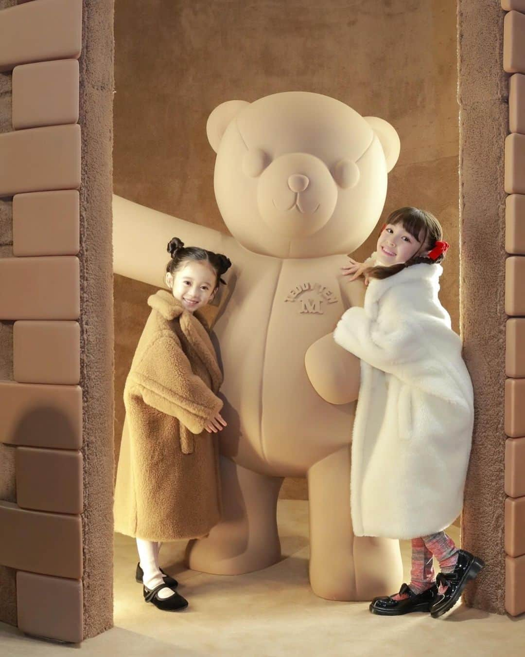 アレン明亜莉クレアのインスタグラム：「🧸🧸🧸  ラナちゃんとメアリー  テディベアコートを着て 仲良く楽しそうでした☺️  @maxmara   #MaxMaraTeddyTen #MaxMara #maxmara #maxmarateddyten #pr #2年生 #ハーフモデル #モデル #テディベアコート」