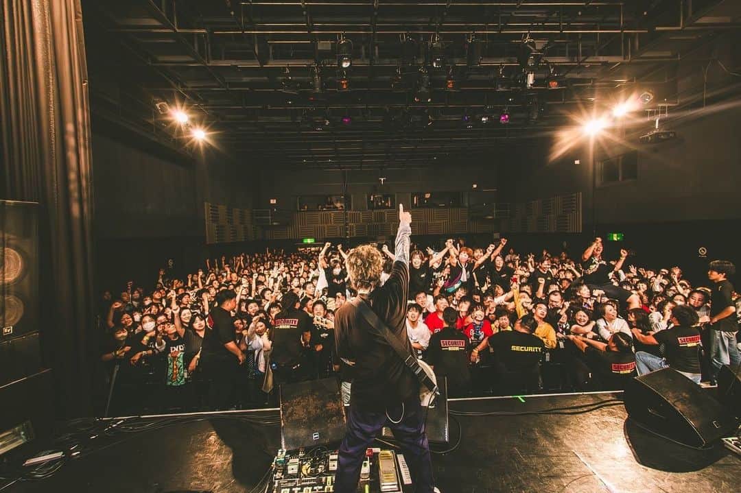 須賀真太郎のインスタグラム：「2023.11.03 at 心斎橋BIGCAT "STORMY DUDES FESTA 2023"  久々のストーミー楽しませてもらいました！大好きなBIGCATでライブできたのも嬉しかった〜♪ 沢山ステージがある中、お集まりいただきありがとうございました！ あ、たこ焼き食べてないや！  photo by @naoto_iwabuchi_」