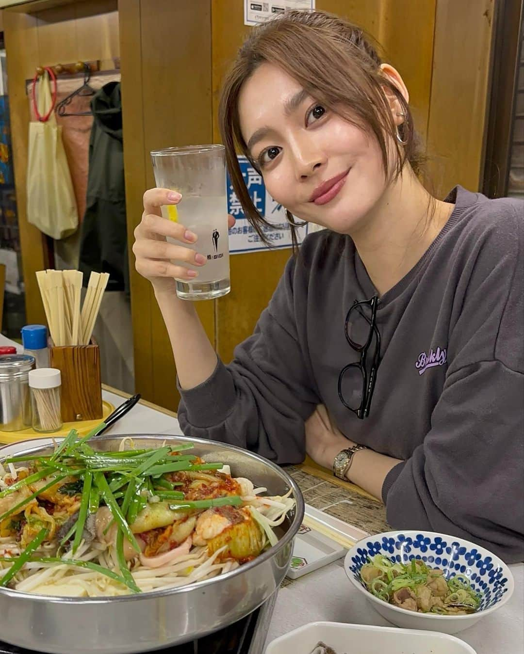 福吉真璃奈さんのインスタグラム写真 - (福吉真璃奈Instagram)「11年通う西成のホルモン鍋"たつ屋"❤️‍🔥 昔は1人前650円の破格！！ 今は1人前950円！！でも、安い！！  ニンニクたっぷり入れてね🧄 〆は中華麺／卵2つ🥚🥚 ※ホルモン煮込も絶対食べて」11月4日 12時15分 - new_fukumari