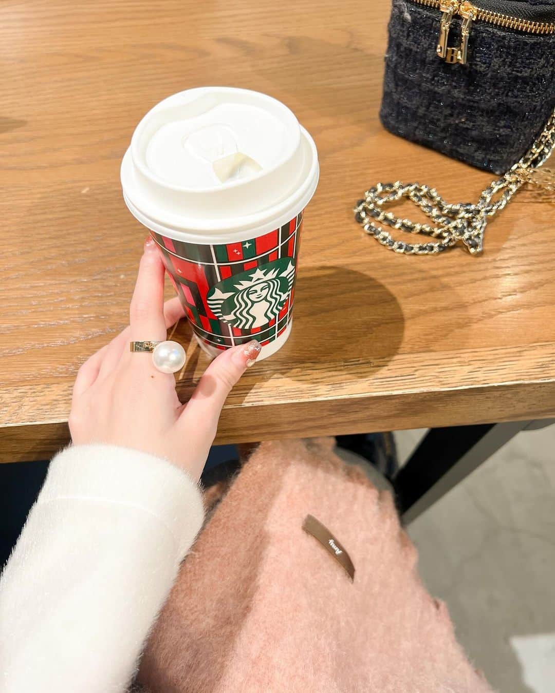 のインスタグラム：「もうすぐクリスマス🎄🎅🏻🪅 好きな季節がやってくる〜うれしい〜  ストーリーでチラ見せするたびに沢山のDMが届いてニヤついています😏🤍 明日、着画載せちゃおうかなぁ🫶🏻 今年の冬のAmyももちろん可愛いのです🥰 お楽しみに♡」