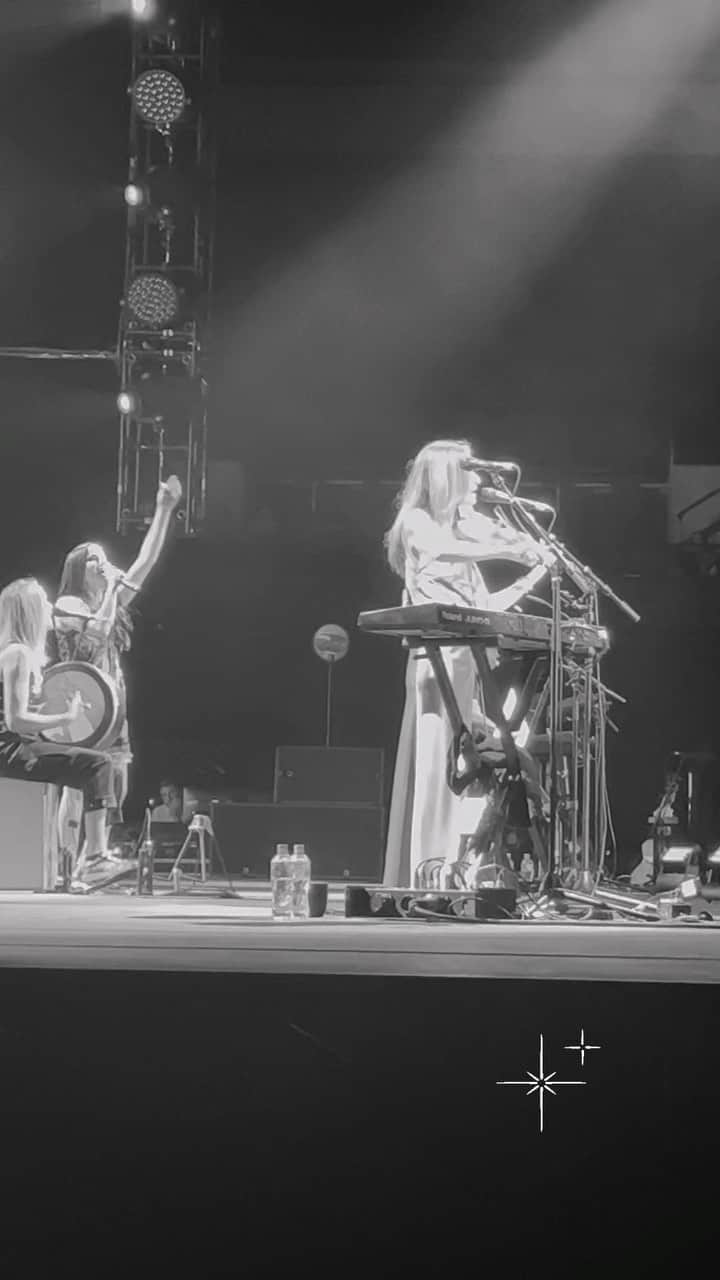 ナタリー・インブルーリアのインスタグラム：「More @thecorrsofficial MAGIC at @adelaideentertainmentcentre 💚✨✨✨」