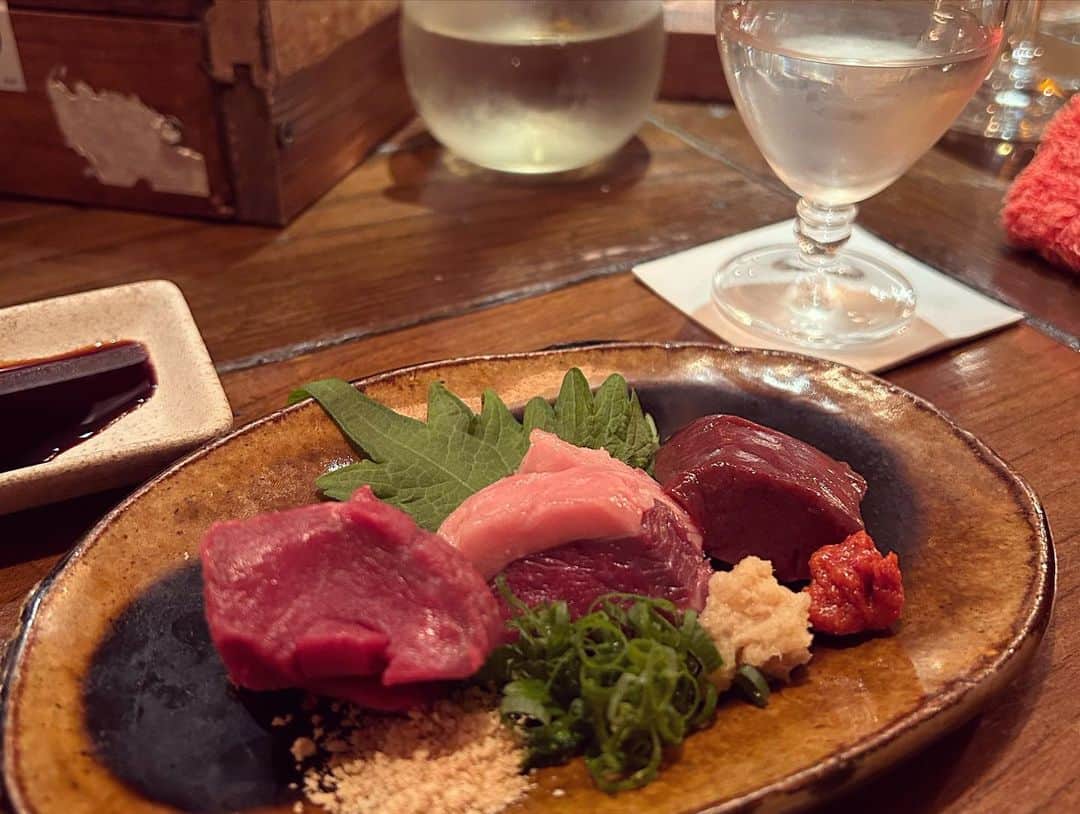 福田ゆみさんのインスタグラム写真 - (福田ゆみInstagram)「暖かすぎて、まだ、テラスでもいけちゃう。 夜風と、日本酒でご機嫌。  日本酒と牡蠣。 日本酒と馬刺し。 日本酒とご飯のお供とレコード。 楽しすぎた夜。  #テラス  #月が綺麗だった  #福田ユミ」11月4日 12時26分 - yumifukuda0511
