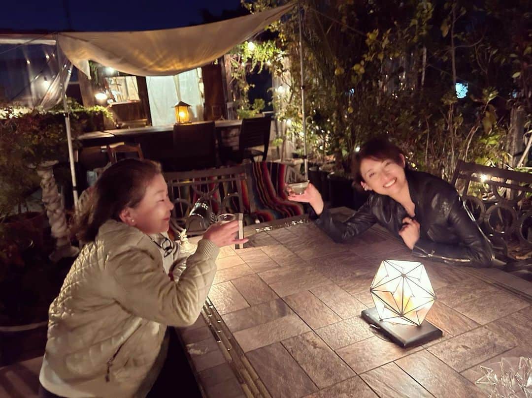 福田ゆみのインスタグラム：「暖かすぎて、まだ、テラスでもいけちゃう。 夜風と、日本酒でご機嫌。  日本酒と牡蠣。 日本酒と馬刺し。 日本酒とご飯のお供とレコード。 楽しすぎた夜。  #テラス  #月が綺麗だった  #福田ユミ」