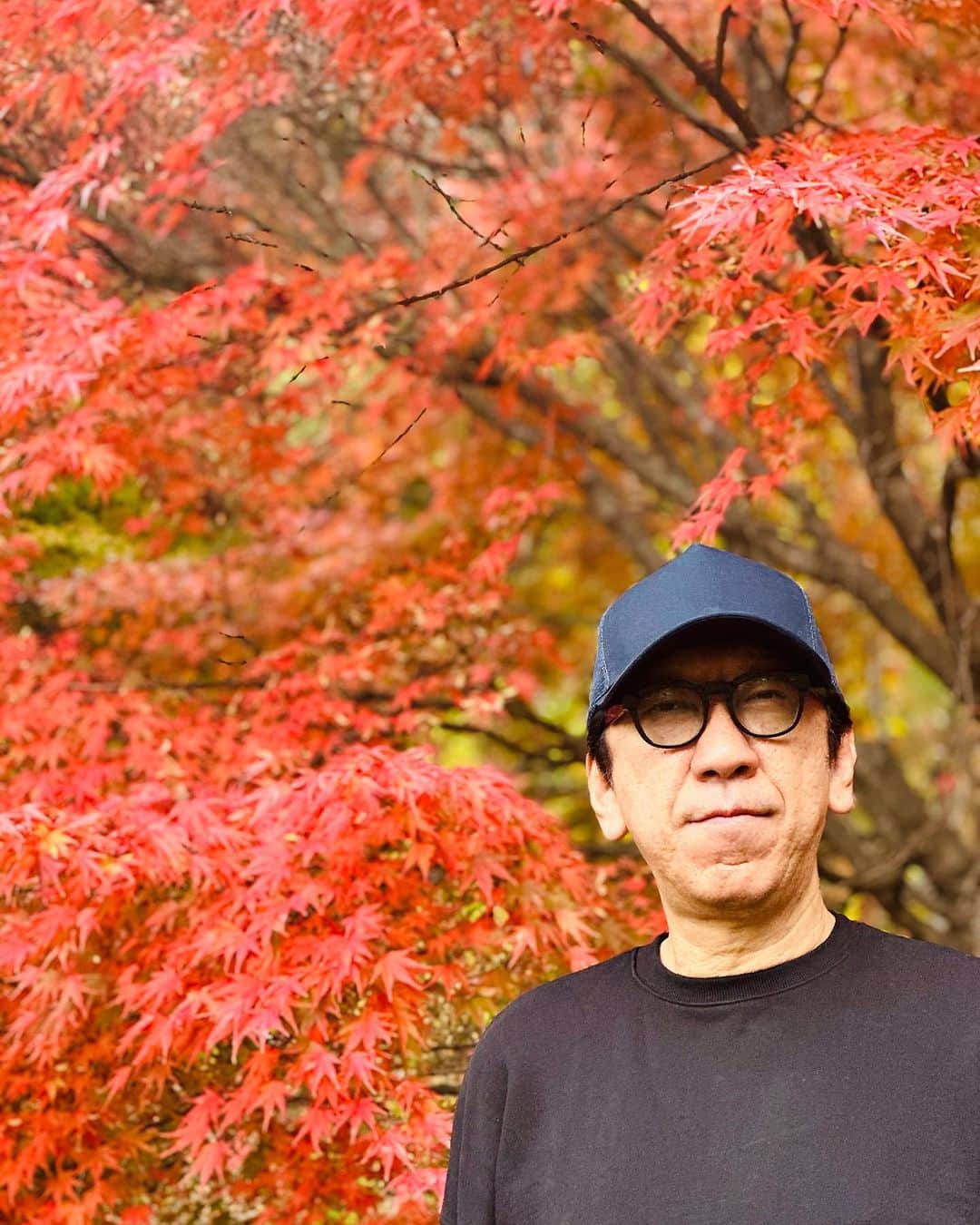 布袋寅泰のインスタグラム：「ホテ散歩@長野Day2。紅葉の美しい地附山公園を歩いて登り、滑り台で下り（笑）雲上寺へ。そして武田信玄と上杉謙信の「川中島の戦い」で激しい合戦の舞台となったといわれる川中島古戦場史跡公園へ。土手に上がるとなんとも懐かしい田園風景。先に見える山並みと土の香りに包まれて、自分が幼かった頃の記憶が蘇ります。秋満載の長野を満喫して会場に向かいます。今夜は最高のライブを楽しもう！ #布袋寅泰 #ホテ散歩 #長野 #地附山公園 #川中島古戦場史跡公園」