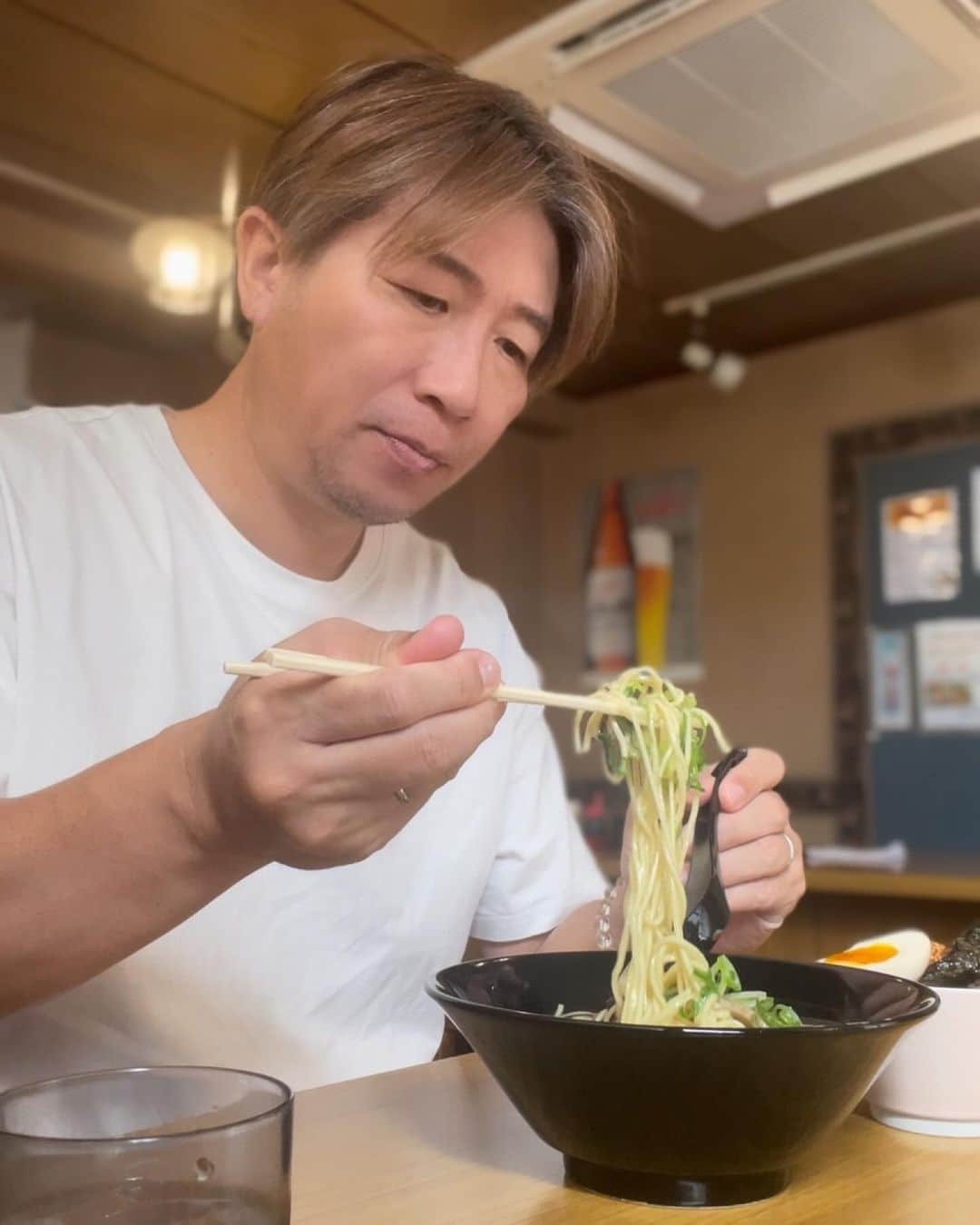 多村仁志さんのインスタグラム写真 - (多村仁志Instagram)「. 横浜市都筑区東山田にある「しぇからしか本舗」  現役時代にベイスターズの進藤達哉さんに連れて来て貰ってからここのファン。  いつ来ても味はもちろん、仕事が丁寧で美しい！ 贅沢な丼も最高！  私は替え玉をした際は、高菜と紅生姜スタイル！  #横浜 #しぇからしか本舗 #ラーメン #熊本ラーメン #美味しい #辛子高菜 #food #foodlovers #foodie #delicious #foodoftheday #foodgasm #yum #yummy #tasty #eat #eating #hungry #foodpics #fresh #tasty #eating #foodpic #instafood」11月4日 12時29分 - hit_tamu