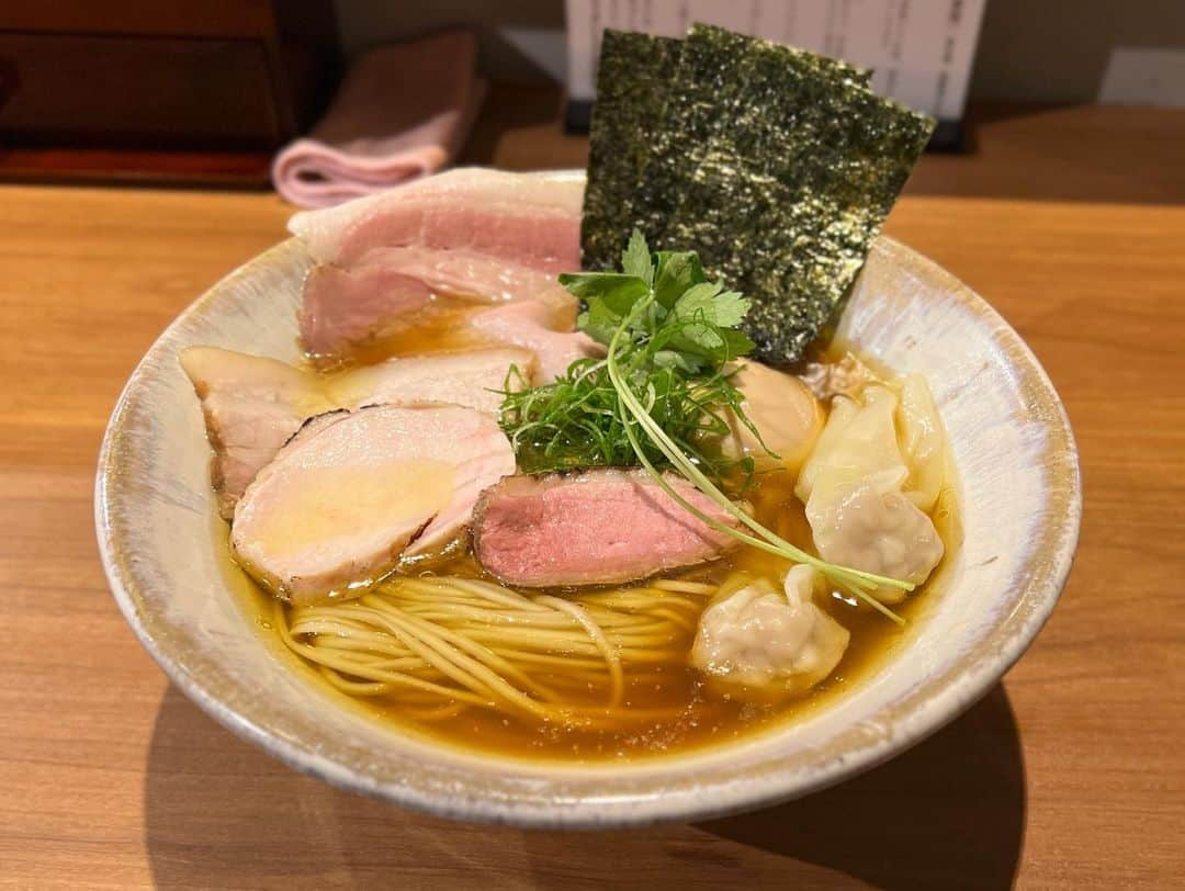 SUSURUのインスタグラム：「池袋、ジャパニーズラーメン五感さん。 神うめえ。東京ラーメンの完成型とも言える一杯。 #susuru_tv #ジャパニーズラーメン五感 #池袋 #東京 #超うまい  #ラーメン #らーめん #ramen #ラーメン部 #ramennoodles #毎日ラーメン生活 #麺スタグラム #japaneseramen #japanramen #foodstagram #foodie #noodles #instanoodle #instaramen #instafood #東京ラーメン #池袋ラーメン #五感 #醤油ラーメン」