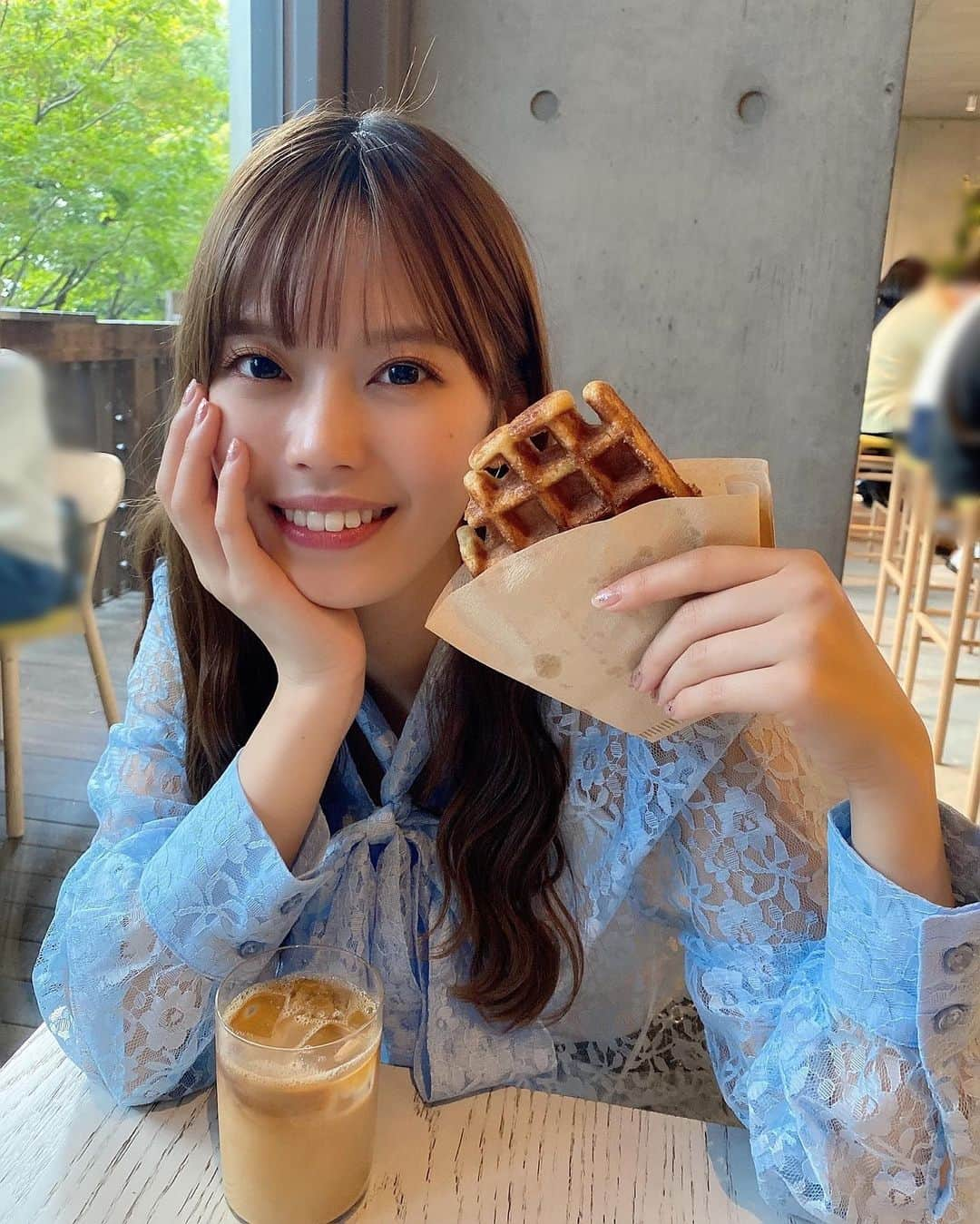 林茜実里のインスタグラム：「🧇 : : 出来立てのワッフルおいしかったな~❤︎ アイスカフェラテ大好き 最近ブラックコーヒーも飲むようにしてる✌︎ 極力ガムシロ入れないように💭笑 : #表参道カフェ #ブルーボトルコーヒー #カフェ巡り」