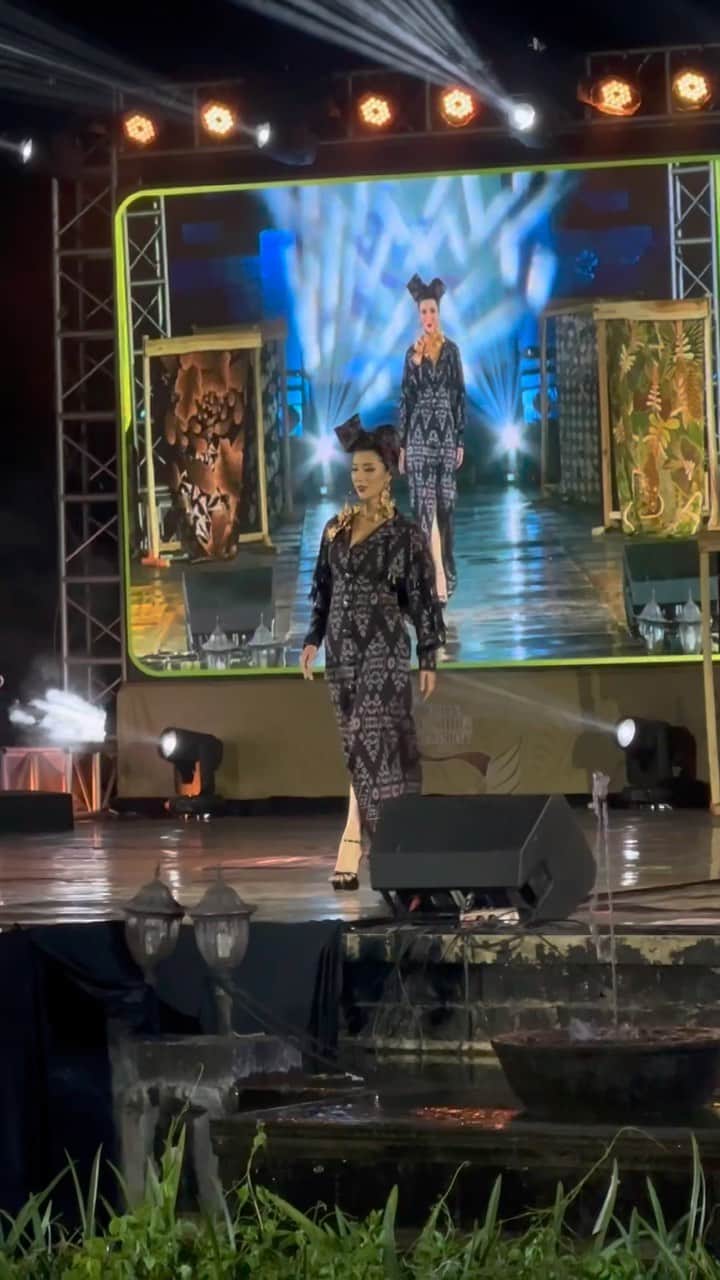 Ivan Gunawanのインスタグラム：「Newest creation @ivan_gunawan for @eastjavafashionharmony 🔥 using “Tenun Mulya” Bandar Lor from Kediri.   Proving that traditional garments can be fashionable as well ❤️」