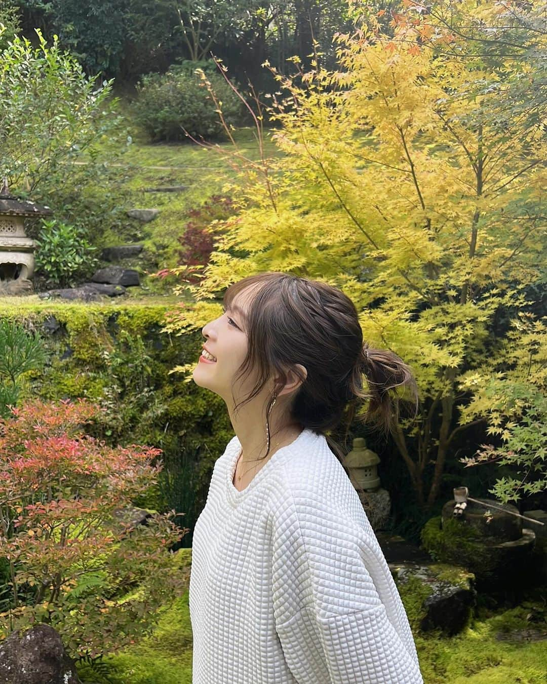 本谷紗己さんのインスタグラム写真 - (本谷紗己Instagram)「すこしずつ秋っぽくなってきてますね🍁 ここ最近はちょっと暑いかな？ 寒暖差に気をつけてね💭 お団子に入りきってない髪の毛がちょろ〜んってでてる😂🍡  〇〇の秋といいますが みなさんはどんな秋ですか？👀🍁  #insta_wakayama #お庭　 #和歌山　#さぴ和歌山　#wakayama #紅葉　#🍁　#🍂　#秋　 #妊婦コーデ #shein購入品 #hairmake #わくわく編集部　#なんてすてきな和歌山なんでしょう  #お団子ヘア #妊婦コーデ #妊娠7ヶ月　#プレママ」11月4日 12時31分 - sappyon38