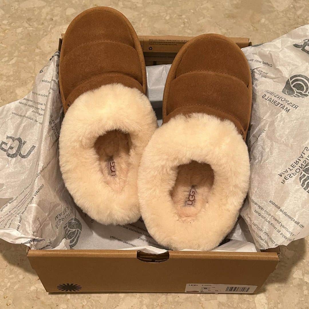 ひなこのインスタグラム：「ugg.🤎🐏 ずっと欲しかったugg のTazzlita🧦 ネットでは全サイズ完売してて店舗でgetした➰🙋🏼‍♂️もこもこしてて本当に可愛い..♡ #ugg」