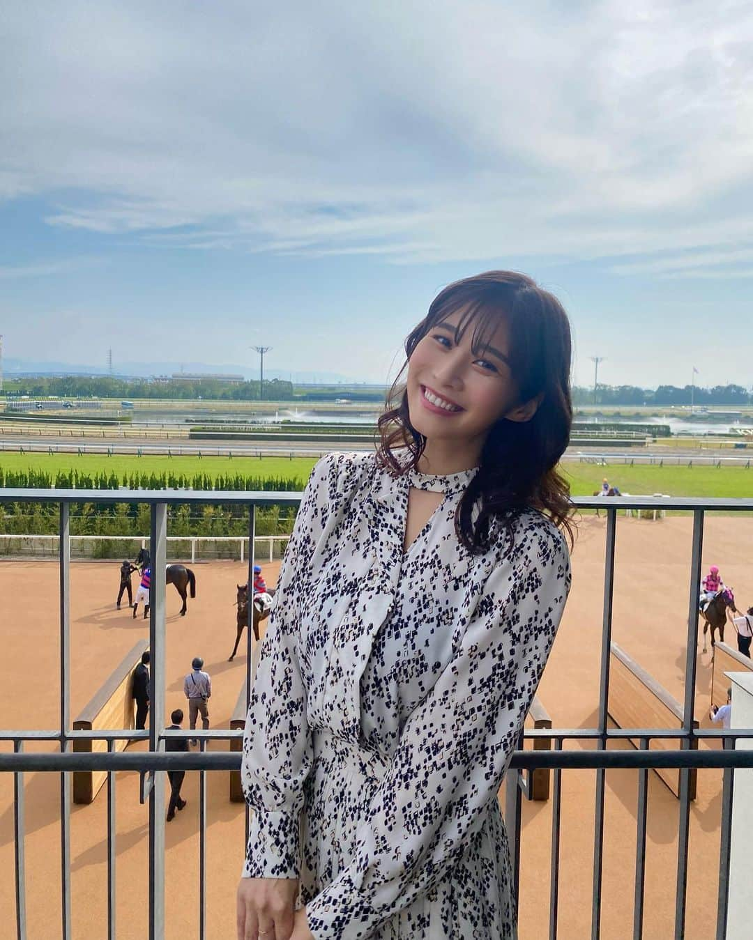 橘花凛のインスタグラム：「本日は京都競馬場にお邪魔しております🐴💓 綺麗で広くて緑もたくさんの京都競馬場✨ とても素敵です🌼 15時〜KBS京都テレビ『うまDOKI』に出演させて頂きます🥰 皆様ぜひ観てください🌸  #KBS #うまDOKI #京都競馬場 #KBSファンタジーステークス」