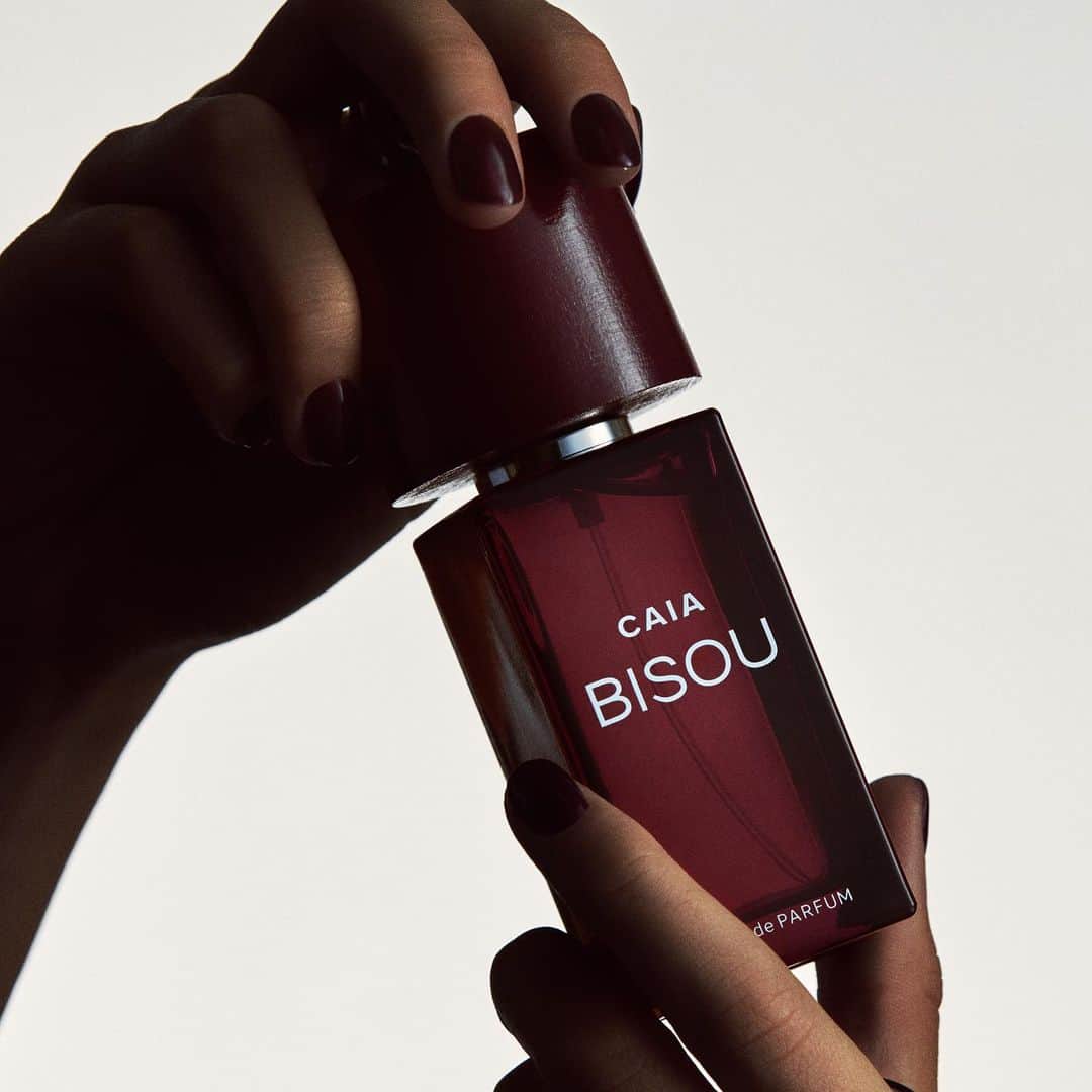 Bianca Ingrossoのインスタグラム：「Advertisement @caiacosmetics  Let me present our most luxurious fragrance BISOU.  BISOU is a more sensual, darker and mysterious feminine scent that brings out that extra sophisticated confidence and powerful touch to make you own every room you walk in to 🫶🏻  Launching November 8th but LIVE on our pop-up store at NK now 🤍」