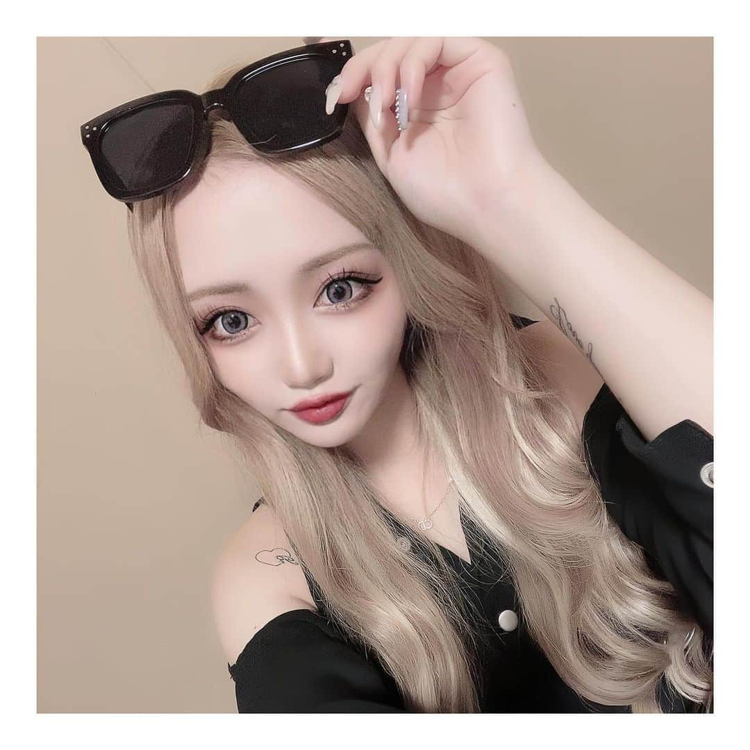 りせりさんのインスタグラム写真 - (りせりInstagram)「🕶♡ ⁡ ⁡ ⁡ @flex_japan さんのサングラス 色違いもゲット〜🤘🏻💫 ⁡ すっぴん隠しにもなるし、お洒落にもなるから こっちもこれから愛用決定だな〜🥹🫶🏻 ⁡ ⁡ ⁡ #サングラス #お洒落 #ファッション @rsr_0717  #サングラス #お洒落 #ファッション #おすすめ #大きめ #小顔効果 #ギャル #コーディネート #可愛い #伊達メガネ #ブランド #fashion #gal #coordinate #cute #brand #cute #instagram #instagood」11月4日 18時15分 - rsr_0717