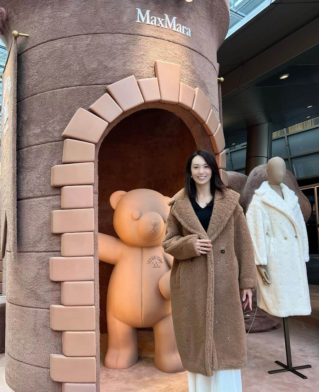 駒田奈美のインスタグラム：「・ ・ ・ 『かわいい』 ・ ・ 今日は六本木ヒルズにお買い物へ♪ ・ ・ @maxmara 「Teddy TEN ポップアップストア」も 見てきましたよ〜 ・ ・ テディーベアコート誕生10周年を祝した 「クリスタル　テディーベアコート」は キャメルとホワイトの2色個数限定にて販売されてるそう！ (写真ではキラキラが分かりづらいですが  着ているコートです) ・ ・ フワフワ、モコモコ、キラキラ 女性ならみんな大好きですよね⁈ ・ ・ 袖を通してご機嫌な私… ・ 軽くて、着心地良かった〜♡ ・ ・ テディーベアコートはもちろん小物などもモコモコで 思わず「かわいい」の連発でした〜 ・ ・ ・ #駒田奈美#モデル#アラフィフ#美魔女#六本木#六本木ヒルズ #マックスマーラ#テディーベア #テディーベアコート#10周年#maxmara #コート#teddy #teddybear」