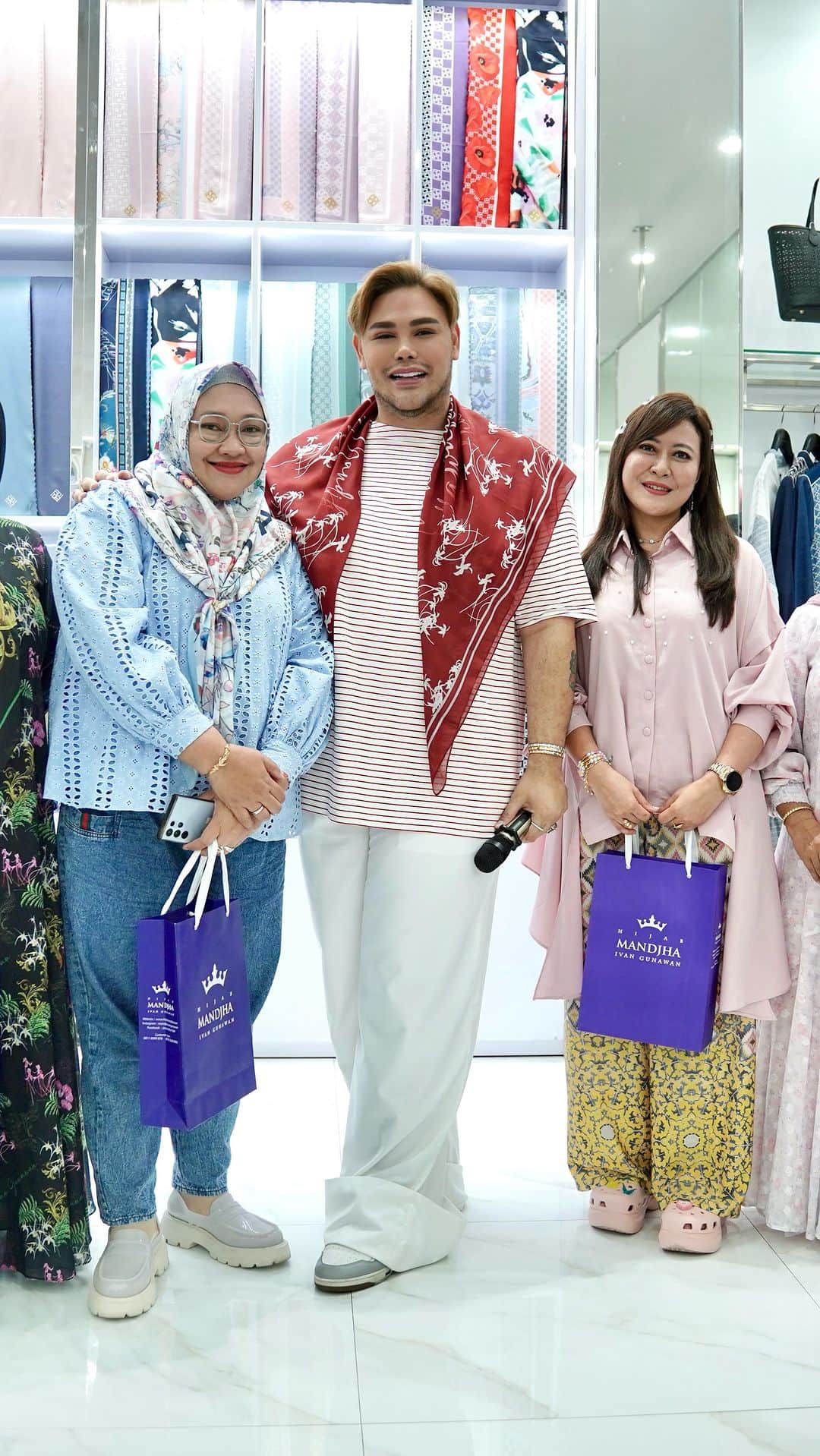 Ivan Gunawanのインスタグラム：「I’m so happy for being here ! Have a pleasant visit to @mandjha.surabaya @manjha.ivangunawan . Finally glad to show you our new bag collection. Crafted with precision and care, this genuine materials beauty doesn't just carry your essentials; it carries your style. Elevate your fashion game with these beautiful treasures.  Available at @ivangunawanprive & @mandjha.ivangunawan store 👜✨ Go get it now !  #ivangunawan  #BagCollection  #IvanGunawanPrive  #mandjhaivangunawan」