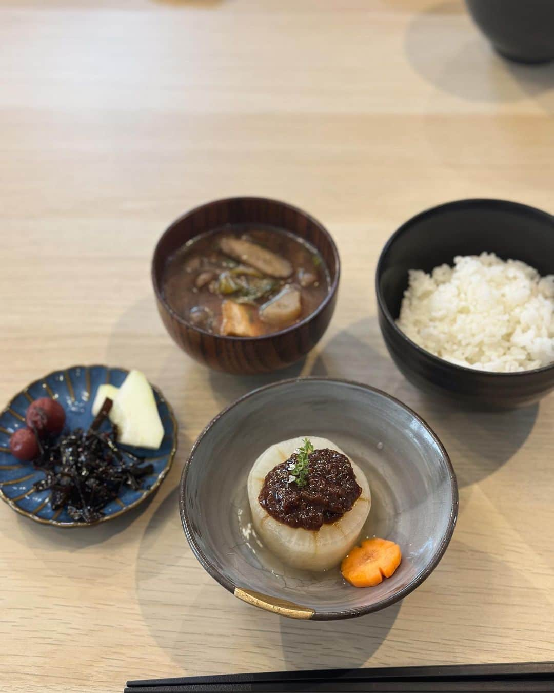 MARIEさんのインスタグラム写真 - (MARIEInstagram)「念願のお味噌作りをやっとできました！🫘 ⁡ ⁡ ずっと前からやってみたかったけれど ノマド生活では重い味噌を持ち歩くわけにもいかず 中々チャンスがなかったんだけど、 せっかく定住しているからやりたいと思っていたら タイミング良くいずみさんにお誘いいただきました✨ ⁡ ⁡ 大豆もお塩も麹も最高級の物を用意していただき、 作っている途中もお豆のいい香りで、 豆を混ぜている手の感触にも癒され、 皆でひたすら作業するのも楽しかった☺️ 先生も美しすぎて…✨ ⁡ 先生手作りの発酵食品たっぷりの調味料を使った 美味しいランチまでいただき幸せ時間でした🫧 ⁡ ⁡ 健康のためにもっと発酵食品を取り入れていきたいのは もちろん、身体に入れるものを少しでも自分で 作っていきたいなと改めて思いました😌🙏  #味噌作り#味噌作りワークショップ#味噌玉#発酵食品#発酵調味料」11月4日 18時09分 - marie.328