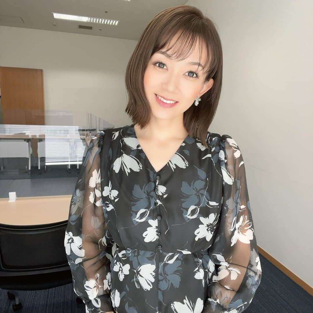 岡部玲子さんのインスタグラム写真 - (岡部玲子Instagram)「本日の衣装とヘアアレンジ✨  (@mischmasch_official )さんの ブラックワンピースは 大人っぽい花柄のデザインがとても素敵で かな〜りお気に入り🖤🤍  (@abiste_official )さんのキラキラストーンイヤリングも abisteさんらしくて好きです💎✨  髪の毛は 下の外ハネ具合が素晴らしい ダウンスタイルでした✨  🏇は 東京＆京都の10レース どちらも3連複的中で  #プラス収支 ✌️  昨日の負け分と アクリルキーホルダーの出費も取り返してのプラス✌️ ホッっとしているところです😂  明日マイナスにしないように頑張ります😂  本日もご視聴頂きました皆様✨ ありがとうございます🙏✨  皆様良い3連休を😉  あー私はどのタイミングで 寝ようか考え中😂  早く寝て早朝に起きるかな😅  母は明日もフル稼働なので 悩むところでございます😂  #岡部玲子 #タレント　#レポーター　#競馬キャスター　#グリーンチャンネル　#生放送　#競馬中継　#衣装　#ヘアアレンジ　#アクセサリー　#tvshow #dress #hairarrange #accessories #🏇」11月4日 18時09分 - reiko_okabe