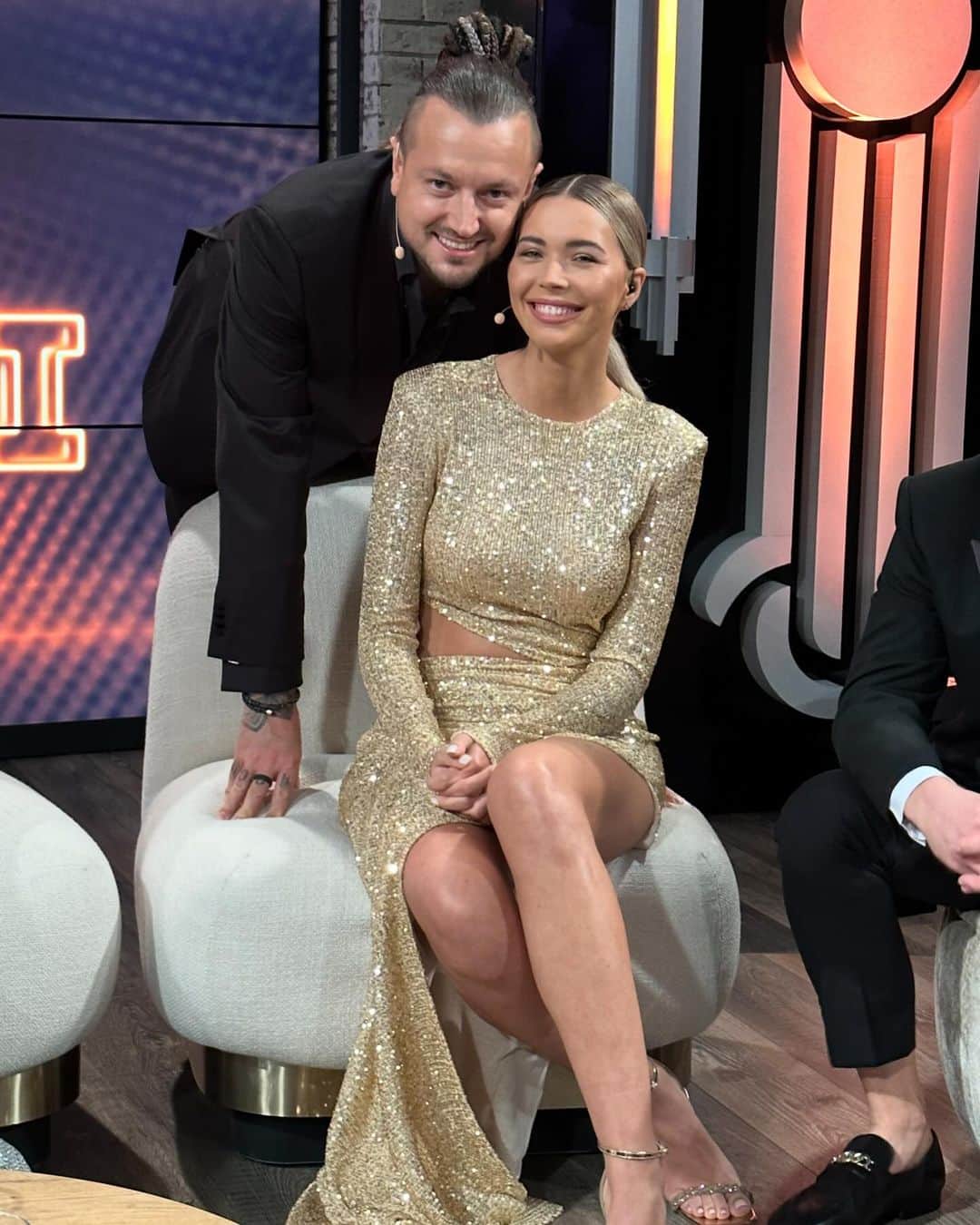SANDRA KUBICKAのインスタグラム：「Coś się kończy a coś zaczyna 🥰 A dziś wieczorem zapraszamy na live @voiceofpoland o 20:00 🫶🏻 Ja niezmiennie #TeamTomsoniBaron」