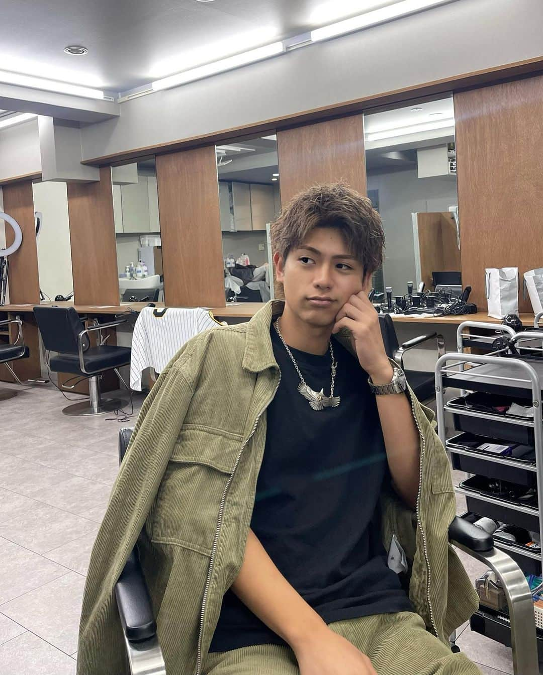 ハリューさんのインスタグラム写真 - (ハリューInstagram)「💇💈💖 美容室いってきて、 カラーしてきました！  今回はホワイトグレージュ これから色が抜けていくのが楽しみ🎵  @mens.perm_issei  いつもありがとうございます✨  #egg#エッグ#eggモデル #eggメンズモデル#俳優 #gal#ギャル#ぎゃう#ギャル男 #hryu#ハリュー#ハリュースタイル #おっはりゅー#はりゅー#はりゅスタ #メンズ#メンズモデル #ファッション#メンズファッション #コーデ#メンズコーデ #メンズヘア#ヘアスタイル #ヘアセット#メンズヘアセット #美容#メンズ美容」11月4日 18時09分 - hryu_style1130