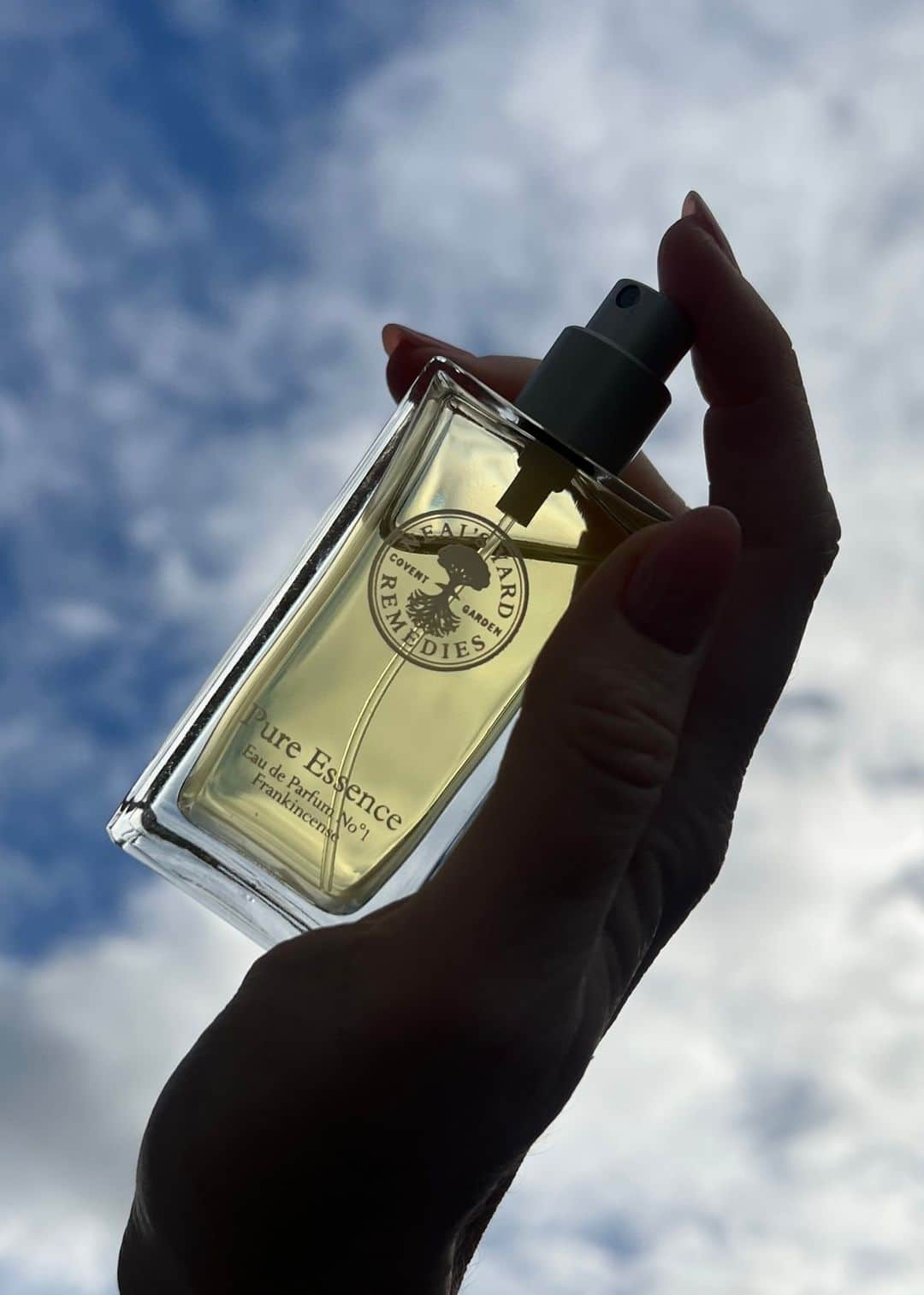 Neal's Yard Remediesのインスタグラム：「The pure essence of Frankincense in a bottle 🪔⁠ ⁠ Certified organic and vegan, this deeply evocative, warming and soothing 100% natural perfume celebrates one of our most beloved ingredients, frankincense - the precious pearl of the desert. ⁠ ⁠ Our blend of natural essential oils of plants and flowers, with their inherent aromatherapy benefits, helps to boost your spirits while beautifully scenting your skin. 💙⁠ ⁠」