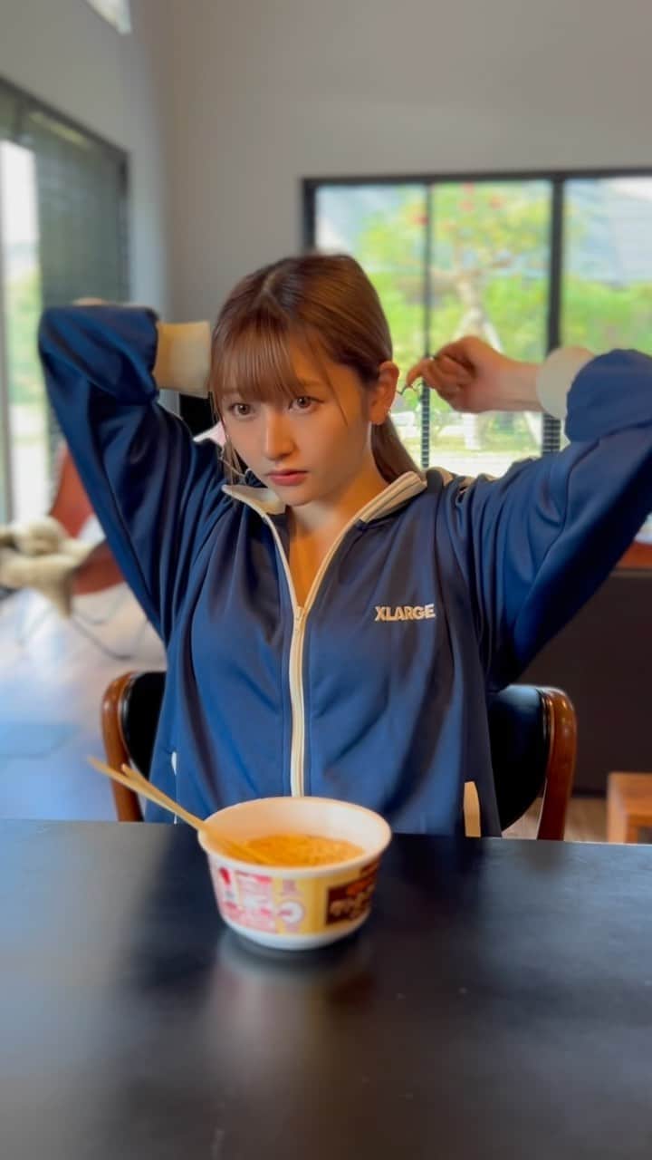 尾形春水のインスタグラム：「朝からカップ麺食べてハッピー（＾ω＾）  みんなカップ麺どれが好き？？ はるなはペヤングが一番好きなのです🥹」