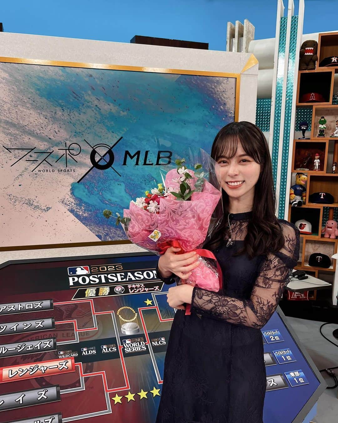 山本萩子のインスタグラム：「ワースポ×MLB  2019年から5年間、平日キャスターを担当しました。  激動の5年間でした。 イチローさんの引退に始まり、ひとつの時代が終わって。それと入れ替わるように大谷選手が現れ日々歴史を創る。 新型コロナウイルスやストライキによって野球がある毎日が当たり前ではなくなって。でもそれによって、野球が日常にある悦びを再認識することができて。  今年の夏、現地に足を運び、より強く感じたのは MLBに関わるすべての人が、MLBを本気で戦って、本気で楽しんで、本気で盛り上げて、最高のコンテンツを創ろうとしていて。だからこそ生まれる数々の熱いプレーが、ドラマがあるんだということ。  あとはMLBって、実はすごく柔軟なんですよね。データやルール変更など、“新しき”を取り入れることにすごく柔軟で、それでいて長い歴史を、“古き”を重んじる側面もある。変化を怖がらず、進化し続けている。そこが本当に素敵だと思います。  そして当番組もMLBと同じように、関わる全員が本気で作っている、最高のコンテンツです。人生でこの先も大切にしていきたい縁が、たくさん生まれました。手作りのキーホルダーをみんなで身につけている姿を見て、涙が止まりませんでした。  正直、寂しいです。悔しさもあります。やり残したことがないと言えば、嘘になるかもしれません。 けれど22歳から27歳まで過ごしたこの5年間は、私のなかでこの先もかけがえのない時間として、輝き続けると思います。  ワースポに、そしてMLBに出会えて、本当によかった。  ありがとうございました。」