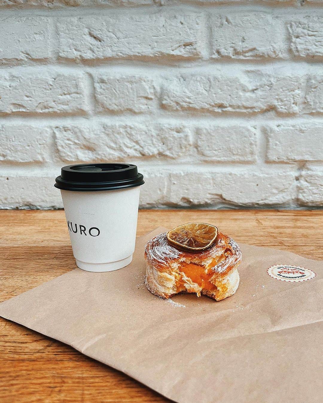 ガーブストアさんのインスタグラム写真 - (ガーブストアInstagram)「GARBSTORE⁠ X KURO⁠ @kuro__london⁠ ⁠ We've come together with our good friends at Kuro to create a limited-edition tote bag for your freshly baked goods, along with a special collaborative pastry.⁠ ⁠ A fresh alternative to winter snacking, the Garbstore x KURO Mango and Lime Sakuro reworks Kuro’s signature pastry - a croissant-doughnut hybrid - with mango puree and lime leaves topped with a slice of candied lime.⁠ ⁠ Those who purchase will receive a 10% off sticker that can be used in-store, just down the road at Garbstore.*⁠ ⁠ The limited-edition tote and pastry will be on the counter from today until next Saturday 10th November so make sure to head down to Notting Hill for a taste!⁠ ⁠ * Offer can only be used in-store on full-priced items.」11月4日 18時13分 - garbstore