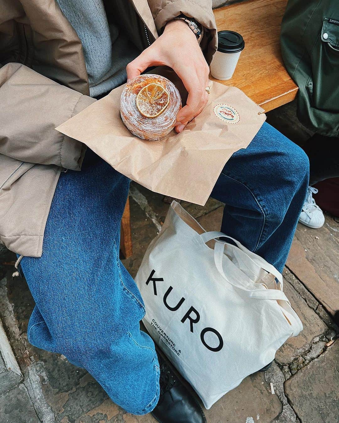 ガーブストアのインスタグラム：「GARBSTORE⁠ X KURO⁠ @kuro__london⁠ ⁠ We've come together with our good friends at Kuro to create a limited-edition tote bag for your freshly baked goods, along with a special collaborative pastry.⁠ ⁠ A fresh alternative to winter snacking, the Garbstore x KURO Mango and Lime Sakuro reworks Kuro’s signature pastry - a croissant-doughnut hybrid - with mango puree and lime leaves topped with a slice of candied lime.⁠ ⁠ Those who purchase will receive a 10% off sticker that can be used in-store, just down the road at Garbstore.*⁠ ⁠ The limited-edition tote and pastry will be on the counter from today until next Saturday 10th November so make sure to head down to Notting Hill for a taste!⁠ ⁠ * Offer can only be used in-store on full-priced items.」