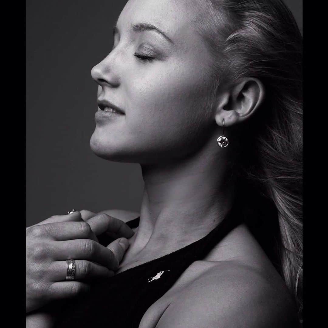 リーケ・ウェイファースのインスタグラム：「🖤💭✨」