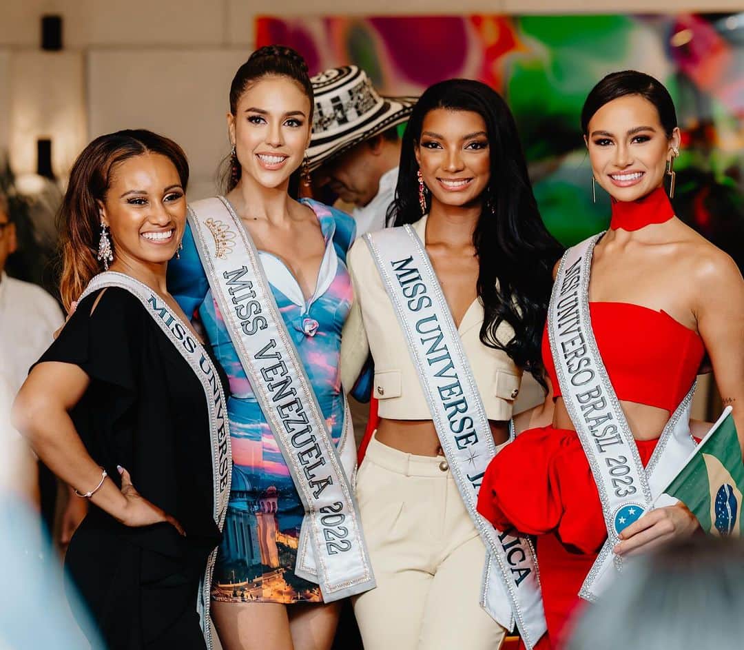 イリス・ミトゥネールのインスタグラム：「Hola, El Salvador! 🌴   The Miss Universe delegates have touched down, Let the adventure begin!🤩  #missuniverse #72ndmissuniverse」