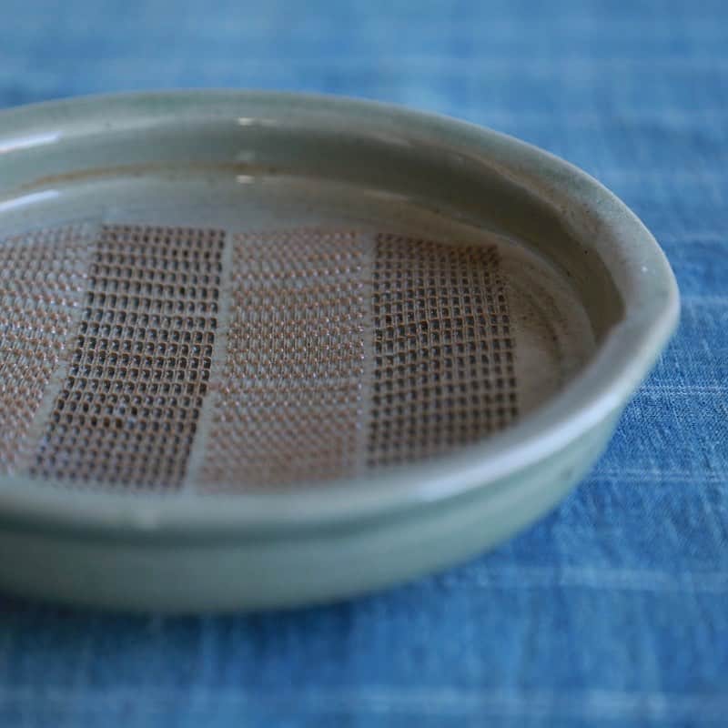 moyaisのインスタグラム：「家族みんなで囲む鍋に大根おろしが美味しい季節。石見焼・嶋田窯のおろし皿（大）は並釉の緑が美しく、鉄分の浮き出た錆色の部分に趣があります。  #yaora #美しい暮らしの良品  #島根 #石見焼 #嶋田窯  #陶器 #うつわ #lifestyle」